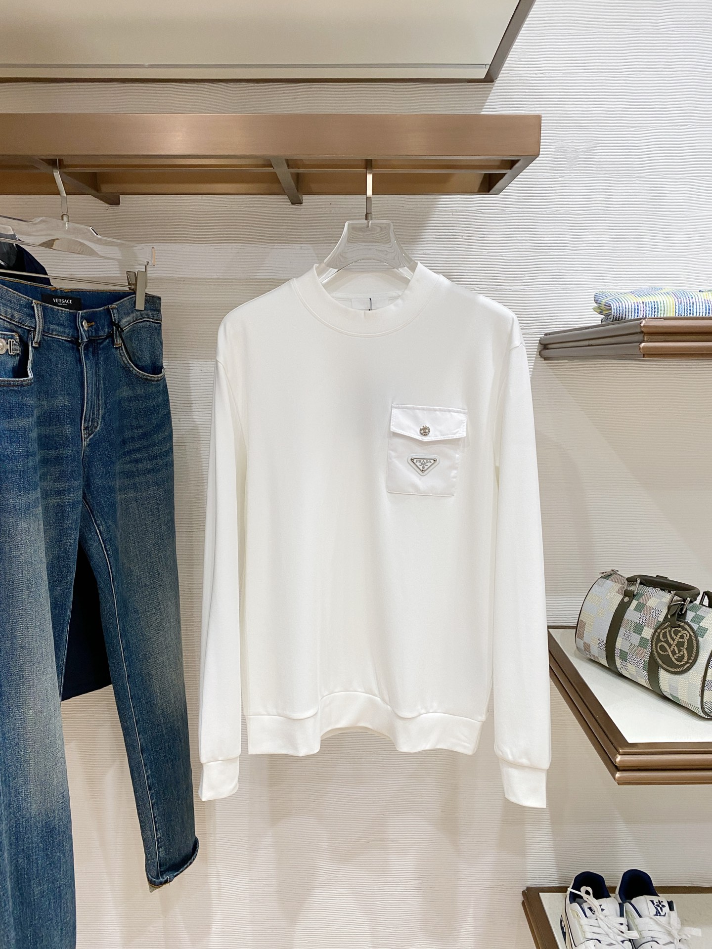 普拉达 精品打底衫 贸易公司订单 25SS 秋冬新款意式轻奢男士休闲长袖打底衫长袖 T恤 卫衣平整的抗皱