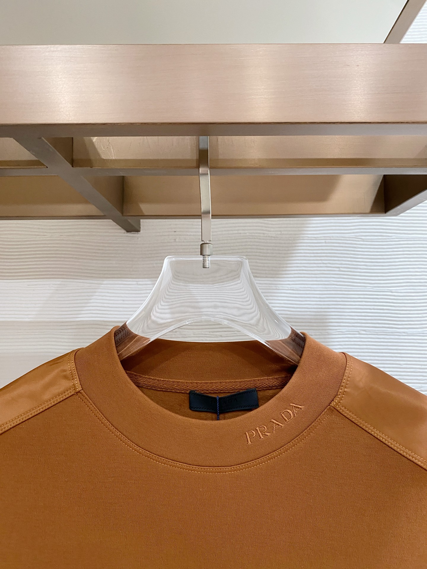 普拉达 精品打底衫 贸易公司订单 25SS 秋冬新款意式轻奢男士休闲长袖打底衫长袖 T恤 卫衣平整的抗皱