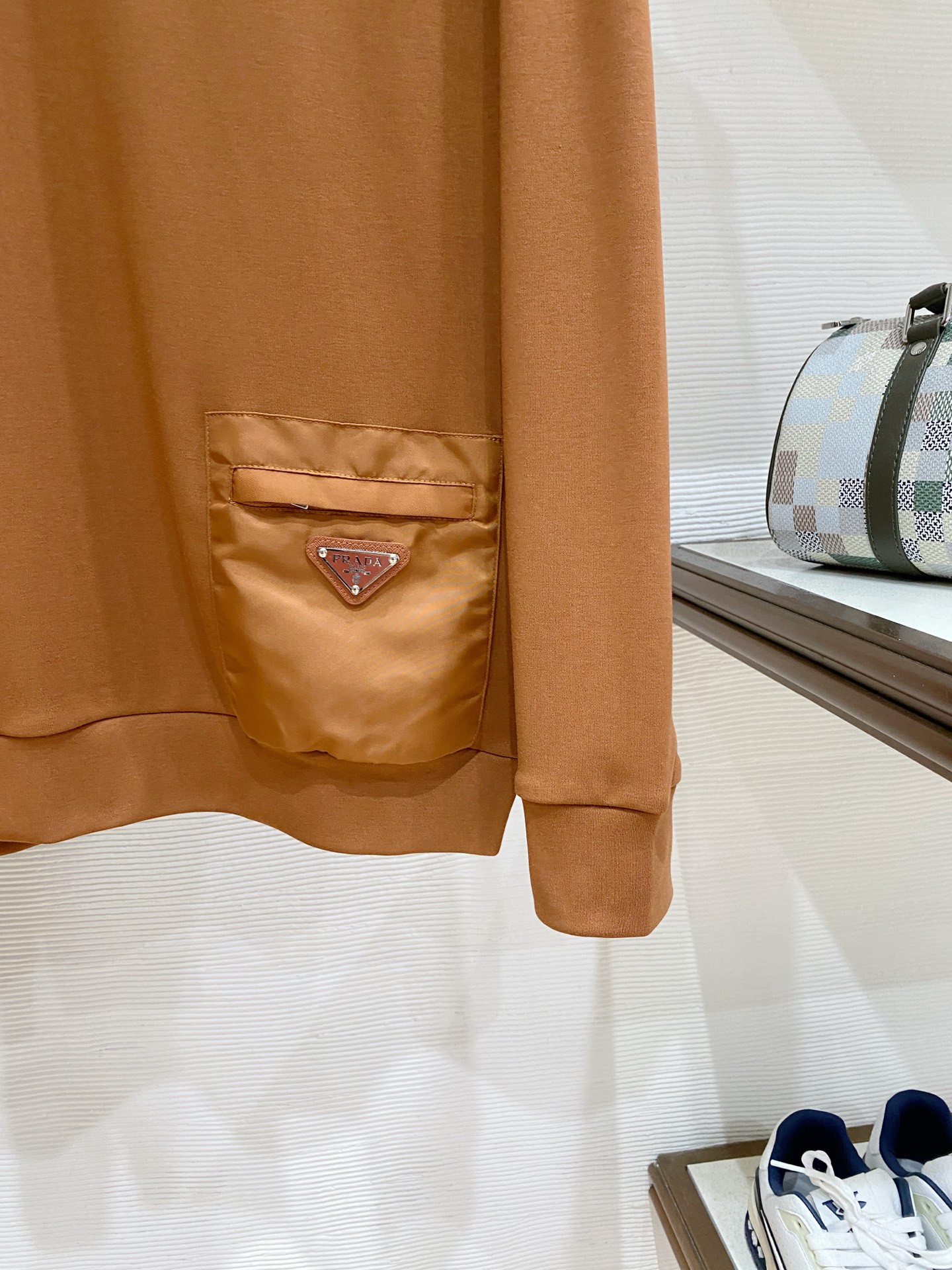 普拉达 精品打底衫 贸易公司订单 25SS 秋冬新款意式轻奢男士休闲长袖打底衫长袖 T恤 卫衣平整的抗皱