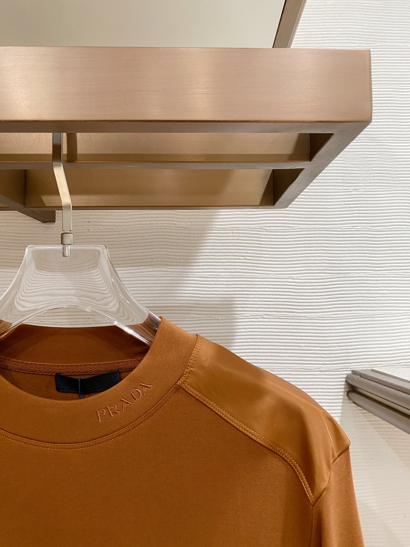 普拉达 精品打底衫 贸易公司订单 25SS 秋冬新款意式轻奢男士休闲长袖打底衫长袖 T恤 卫衣平整的抗皱