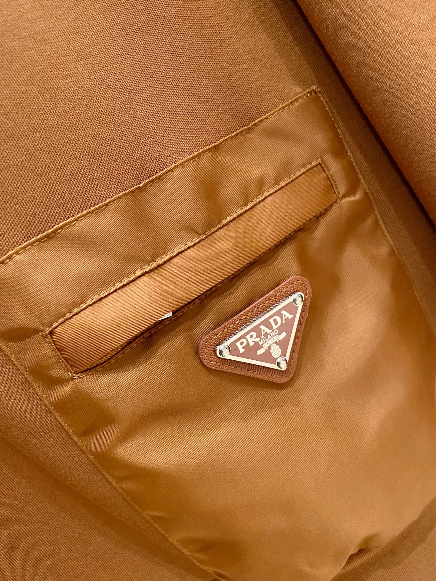 普拉达 精品打底衫 贸易公司订单 25SS 秋冬新款意式轻奢男士休闲长袖打底衫长袖 T恤 卫衣平整的抗皱