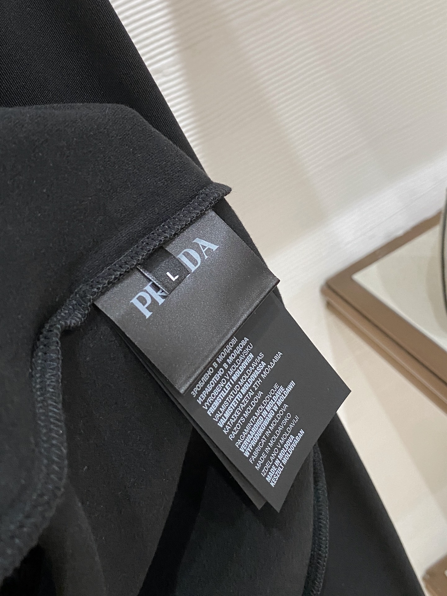 普拉达 精品打底衫 贸易公司订单 25SS 秋冬新款意式轻奢男士休闲长袖打底衫长袖 T恤 卫衣平整的抗皱