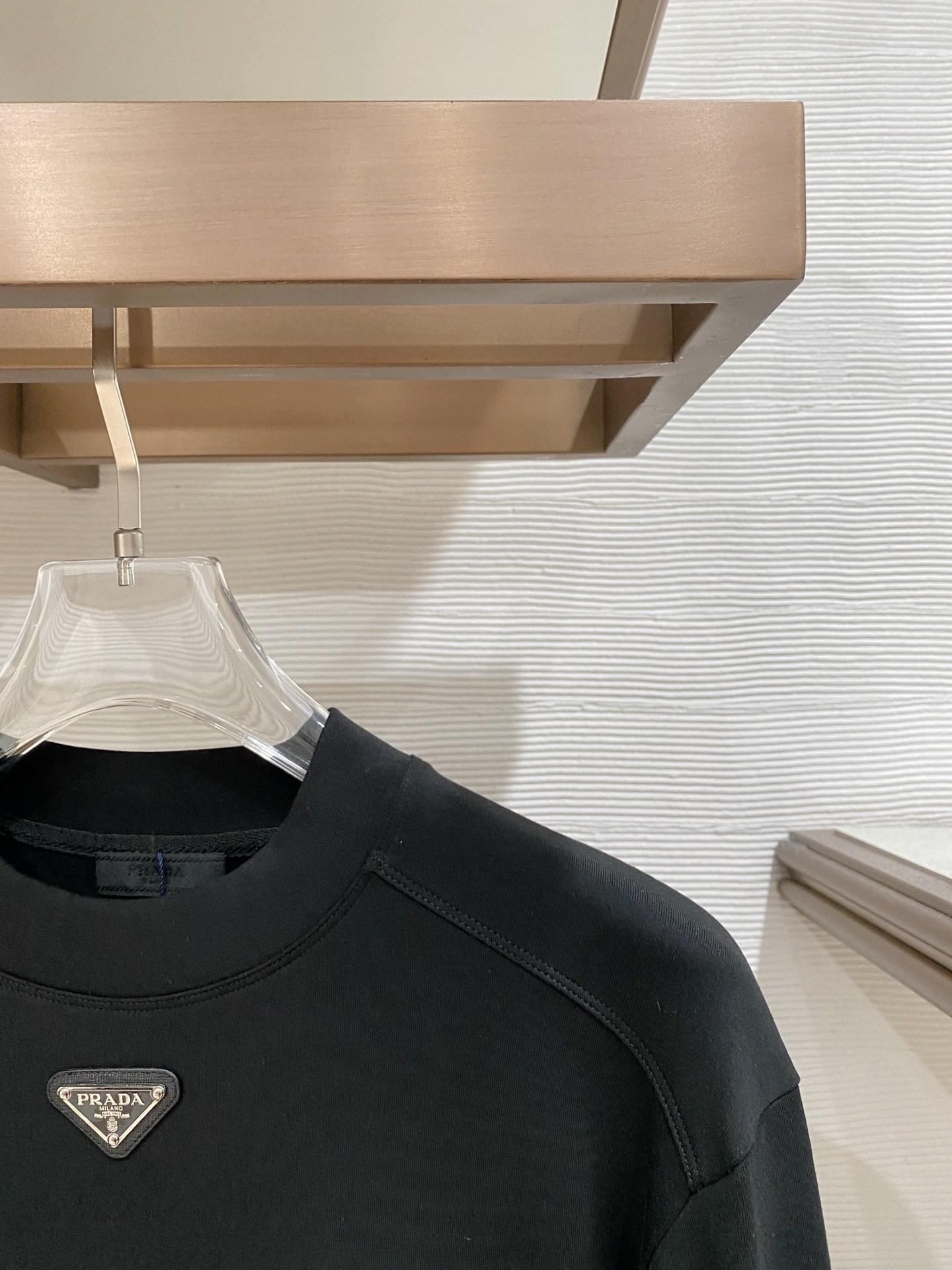 普拉达 精品打底衫 贸易公司订单 25SS 秋冬新款意式轻奢男士休闲长袖打底衫长袖 T恤 卫衣平整的抗皱