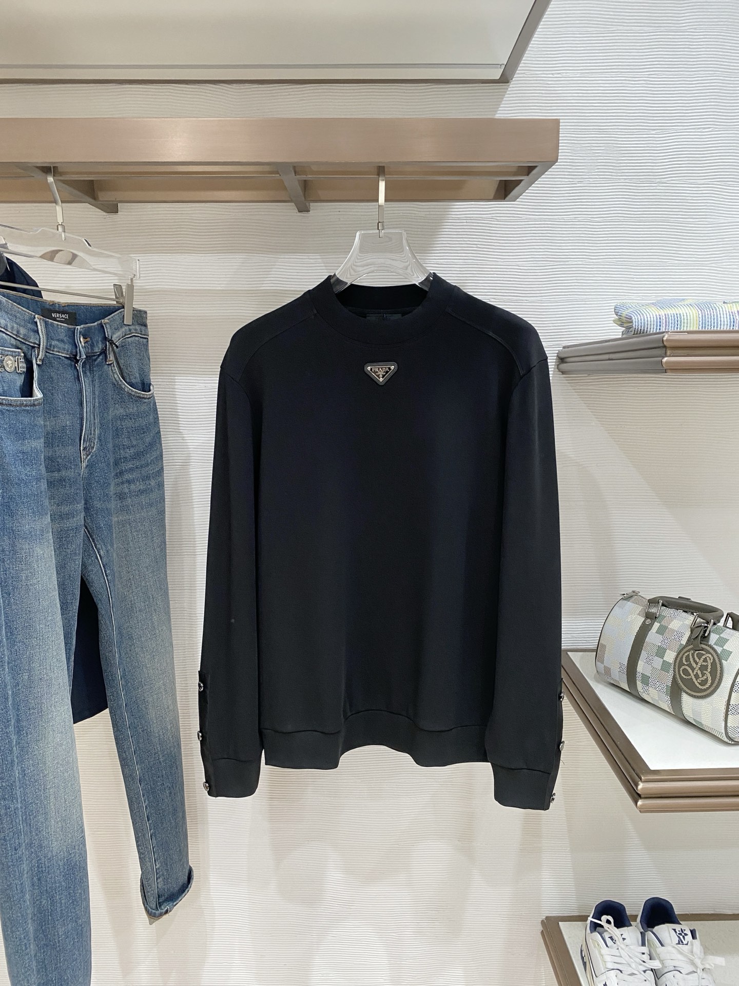 普拉达 精品打底衫 贸易公司订单 25SS 秋冬新款意式轻奢男士休闲长袖打底衫长袖 T恤 卫衣平整的抗皱