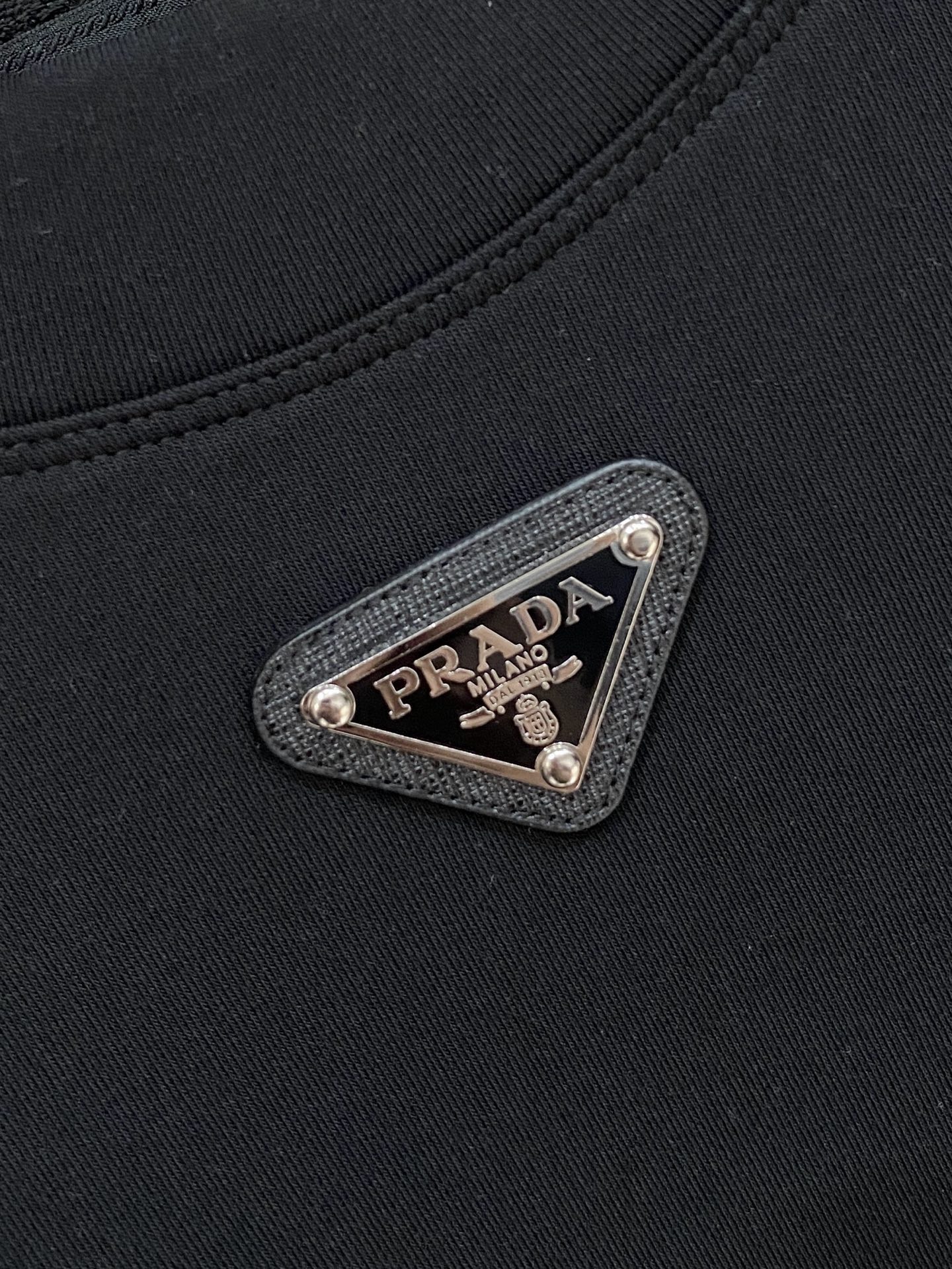 普拉达 精品打底衫 贸易公司订单 25SS 秋冬新款意式轻奢男士休闲长袖打底衫长袖 T恤 卫衣平整的抗皱