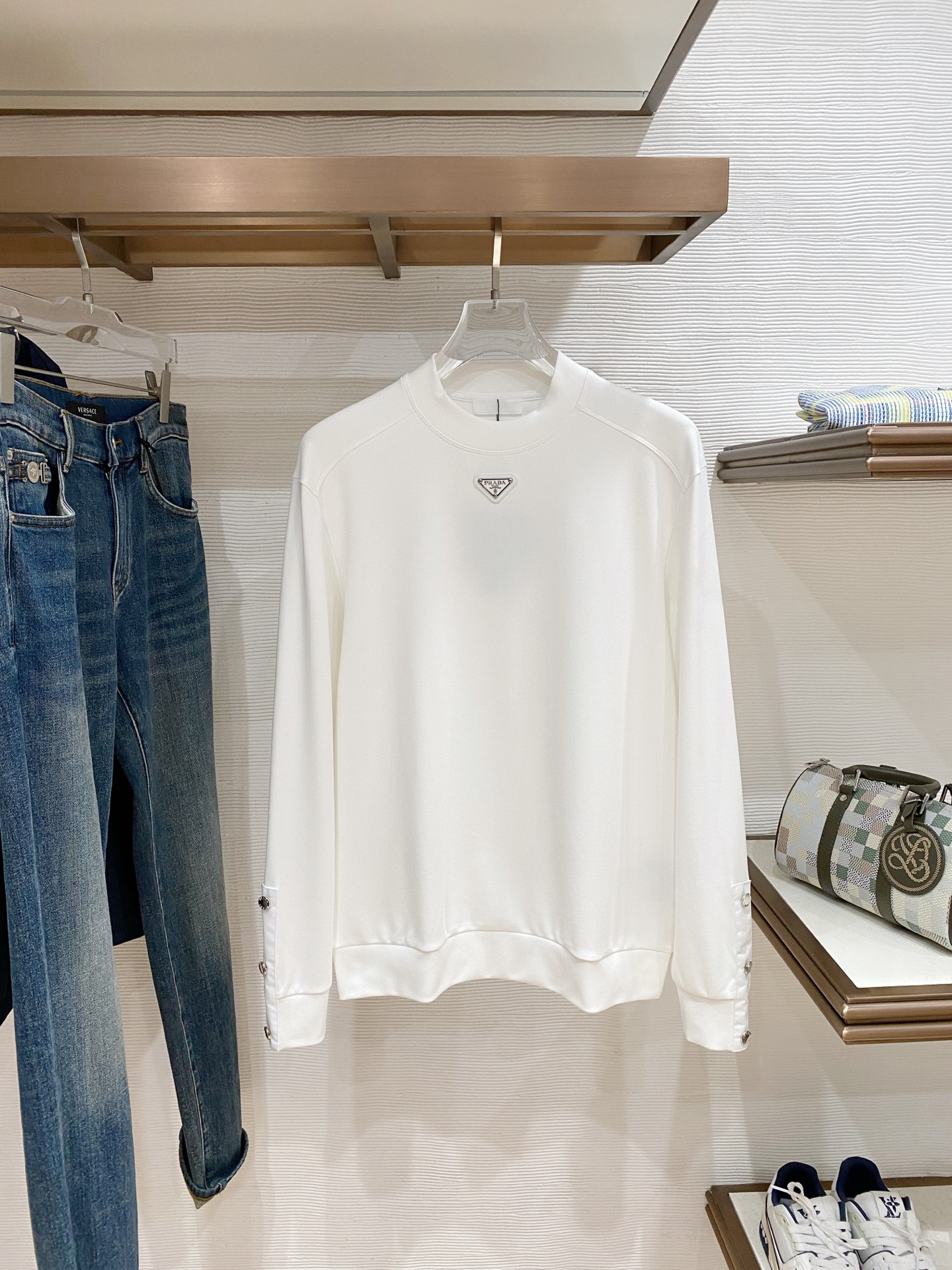 普拉达 精品打底衫 贸易公司订单 25SS 秋冬新款意式轻奢男士休闲长袖打底衫长袖 T恤 卫衣平整的抗皱