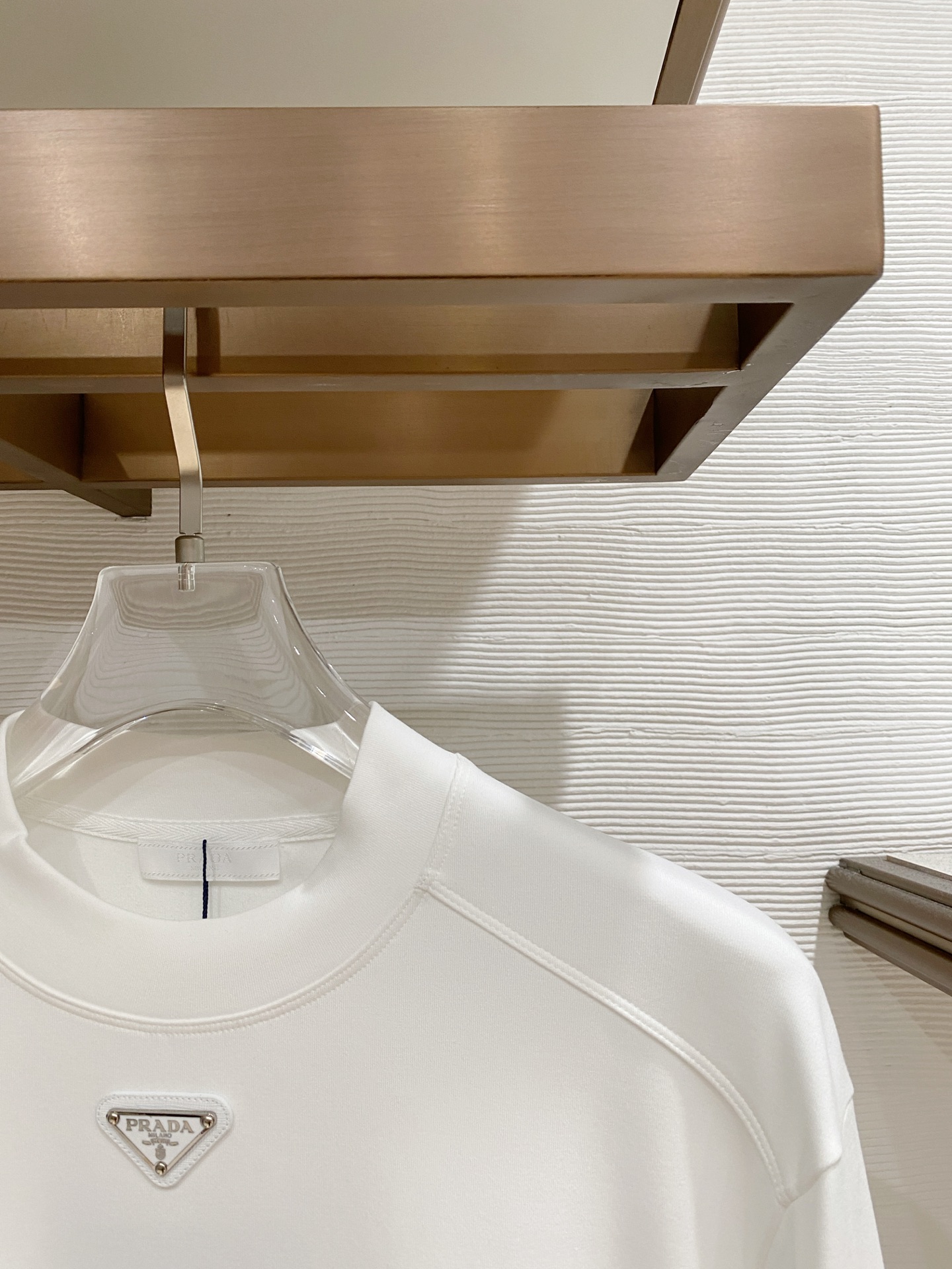 普拉达 精品打底衫 贸易公司订单 25SS 秋冬新款意式轻奢男士休闲长袖打底衫长袖 T恤 卫衣平整的抗皱