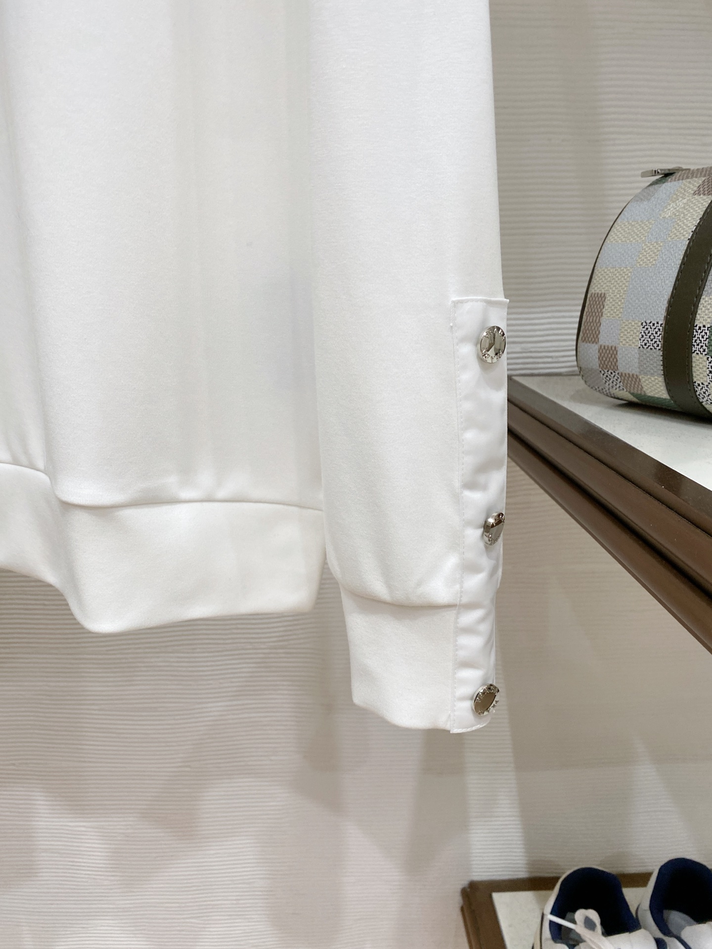 普拉达 精品打底衫 贸易公司订单 25SS 秋冬新款意式轻奢男士休闲长袖打底衫长袖 T恤 卫衣平整的抗皱