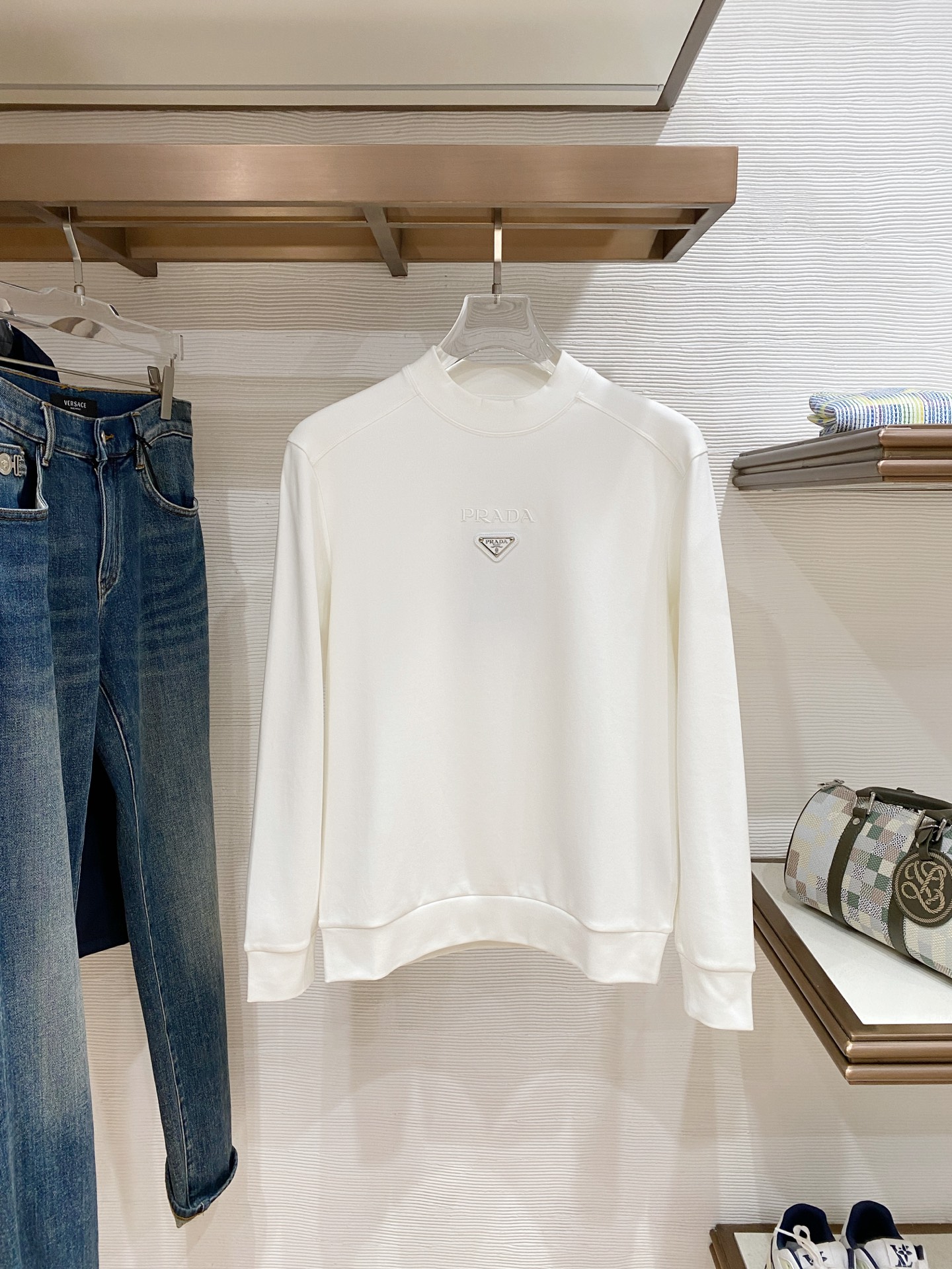 普拉达 精品打底衫 贸易公司订单 25SS 秋冬新款意式轻奢男士休闲长袖打底衫长袖 T恤 卫衣平整的抗皱