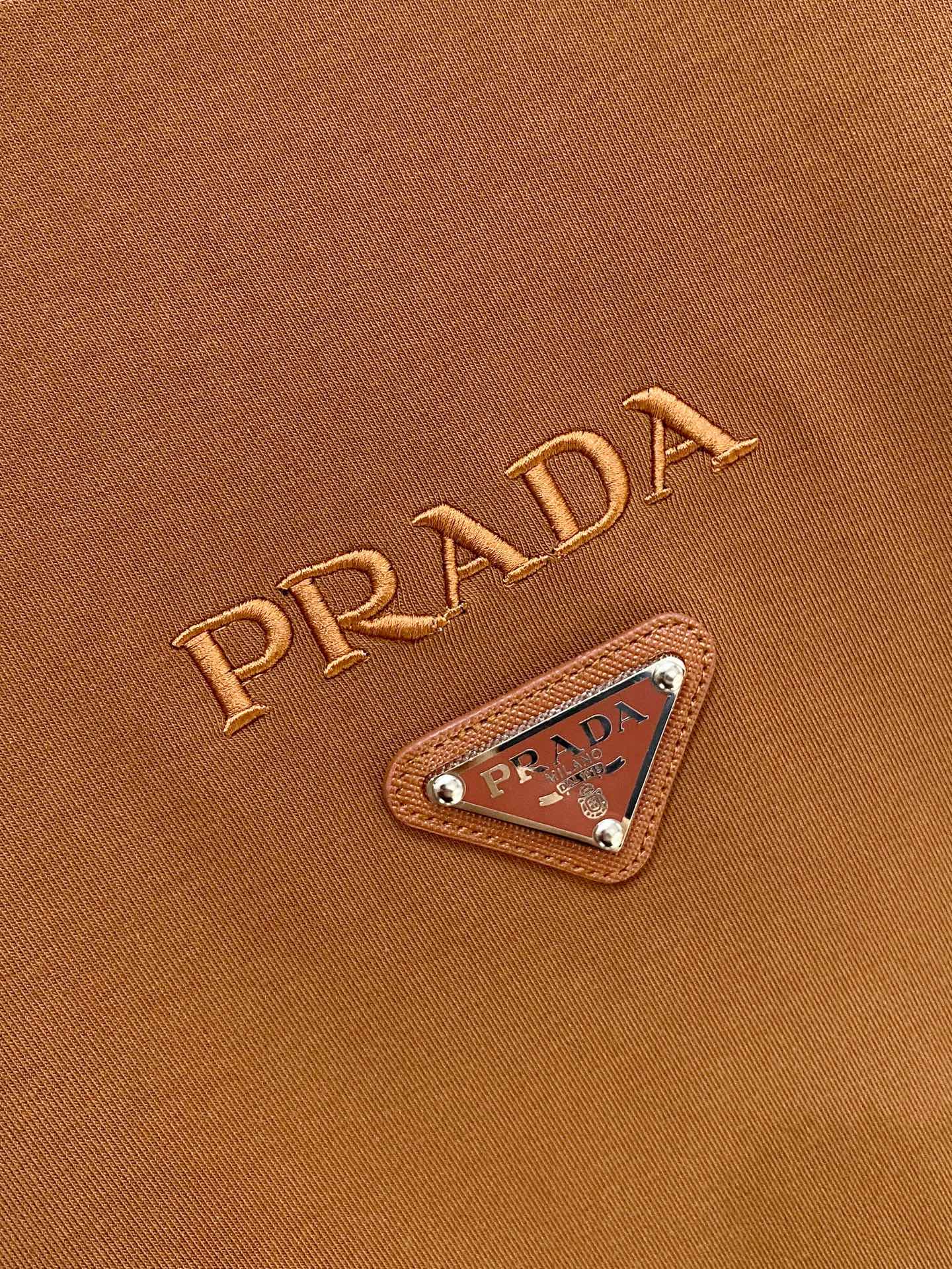 普拉达 精品打底衫 贸易公司订单 25SS 秋冬新款意式轻奢男士休闲长袖打底衫长袖 T恤 卫衣平整的抗皱