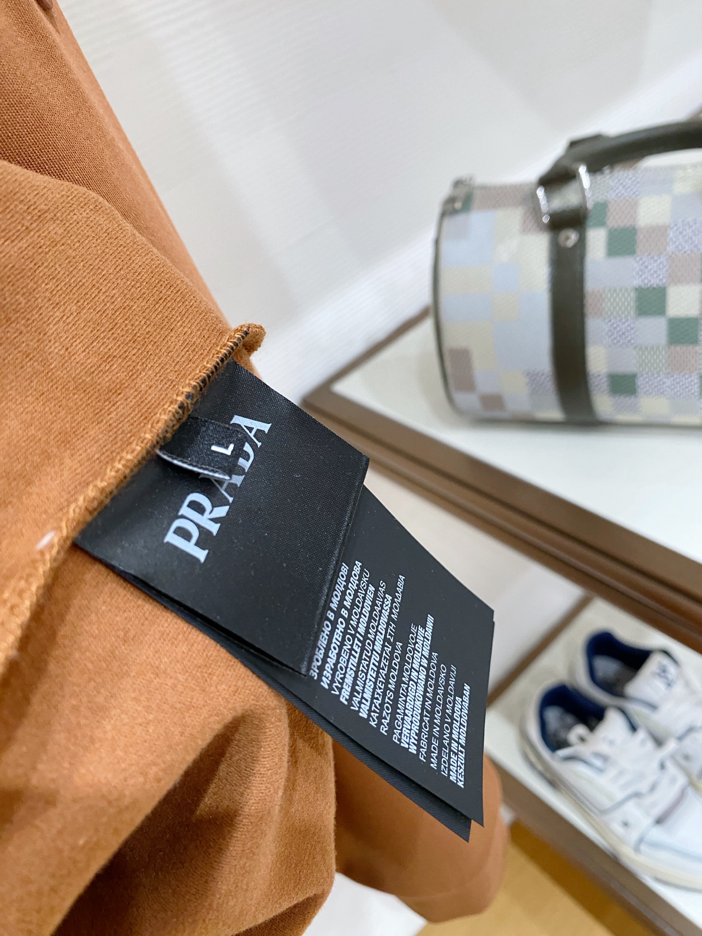 普拉达 精品打底衫 贸易公司订单 25SS 秋冬新款意式轻奢男士休闲长袖打底衫长袖 T恤 卫衣平整的抗皱