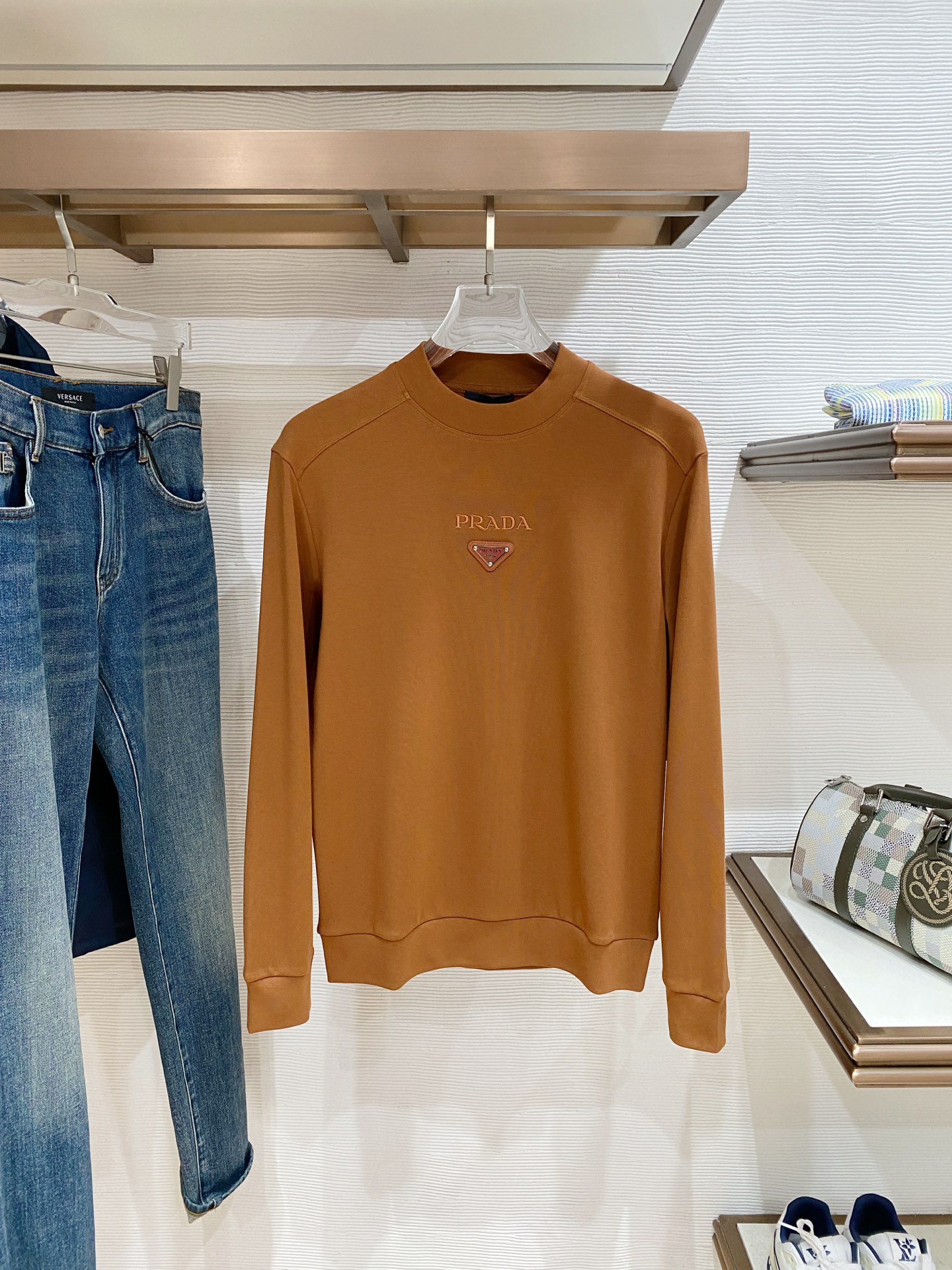 普拉达 精品打底衫 贸易公司订单 25SS 秋冬新款意式轻奢男士休闲长袖打底衫长袖 T恤 卫衣平整的抗皱