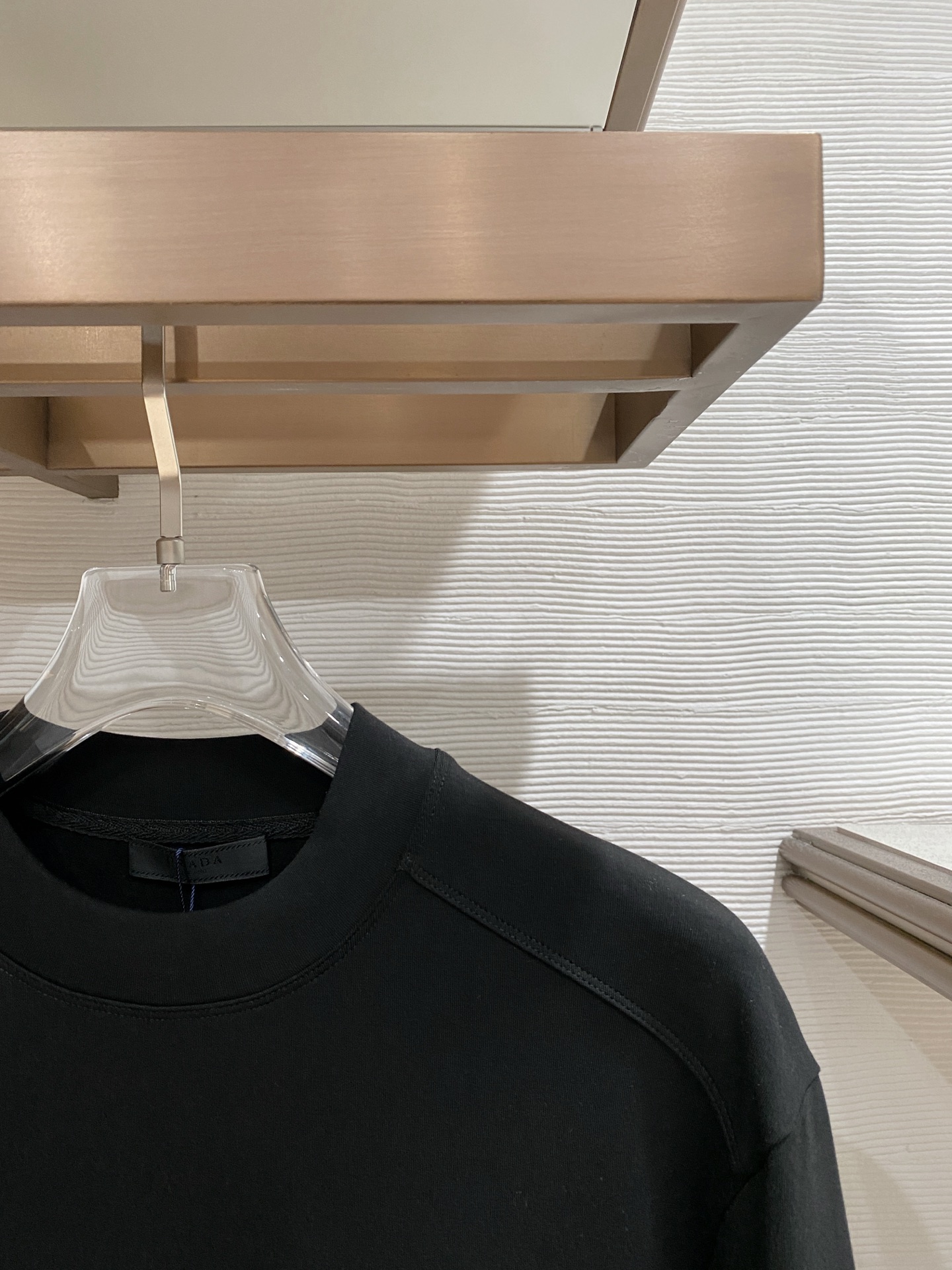 普拉达 精品打底衫 贸易公司订单 25SS 秋冬新款意式轻奢男士休闲长袖打底衫长袖 T恤 卫衣平整的抗皱