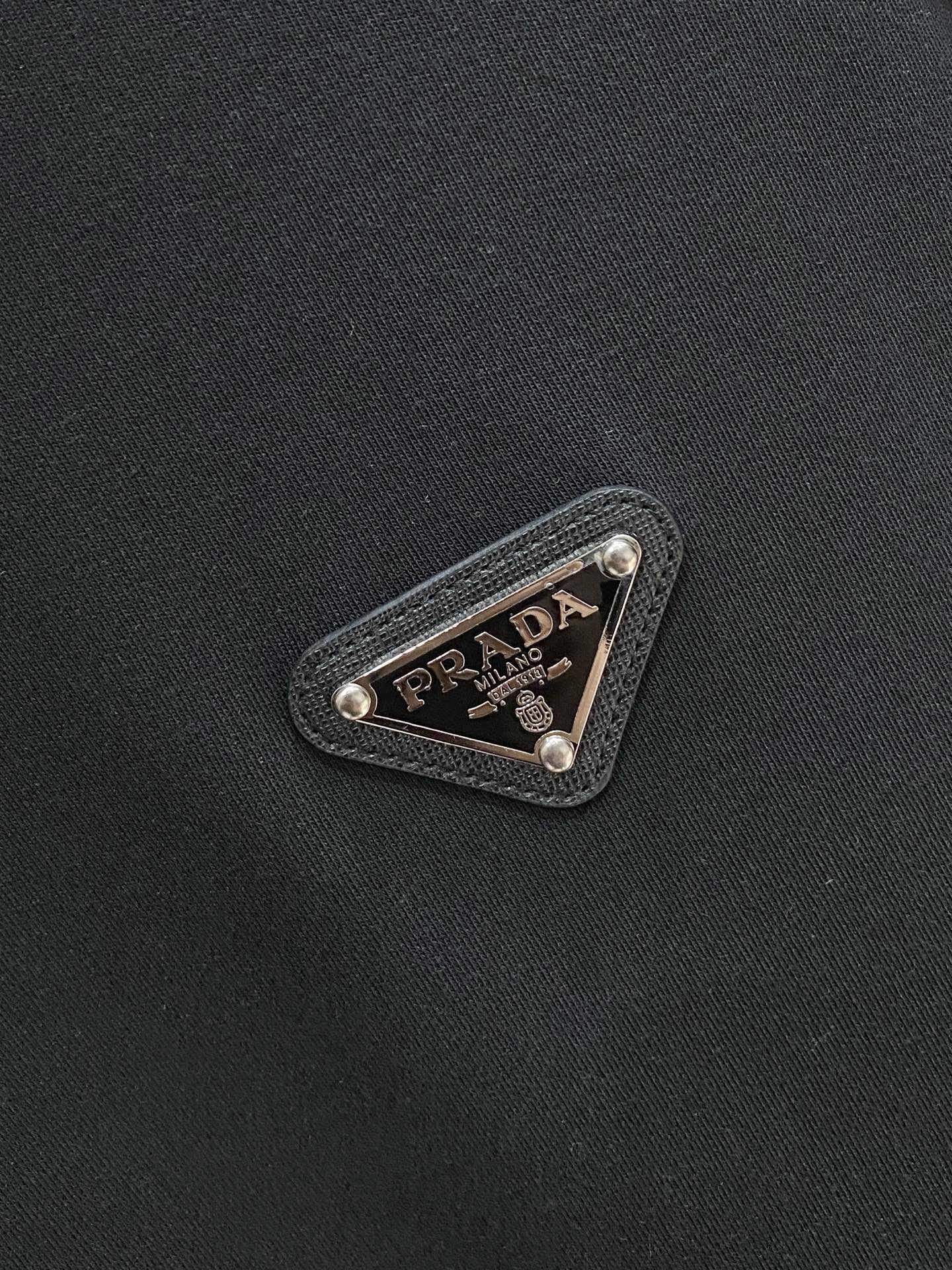 普拉达 精品打底衫 贸易公司订单 25SS 秋冬新款意式轻奢男士休闲长袖打底衫长袖 T恤 卫衣平整的抗皱