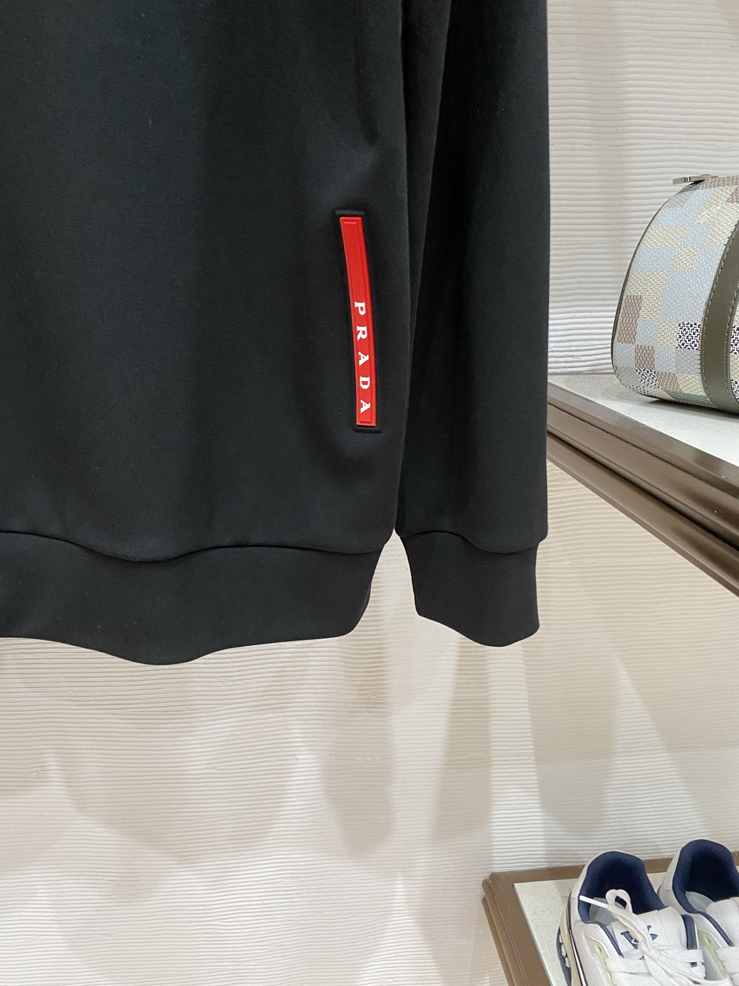 普拉达 精品打底衫 贸易公司订单 25SS 秋冬新款意式轻奢男士休闲长袖打底衫长袖 T恤 卫衣平整的抗皱