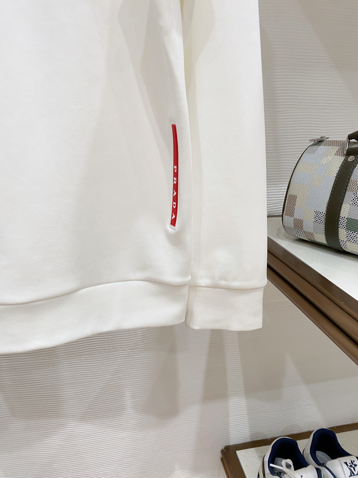 普拉达 精品打底衫 贸易公司订单 25SS 秋冬新款意式轻奢男士休闲长袖打底衫长袖 T恤 卫衣平整的抗皱