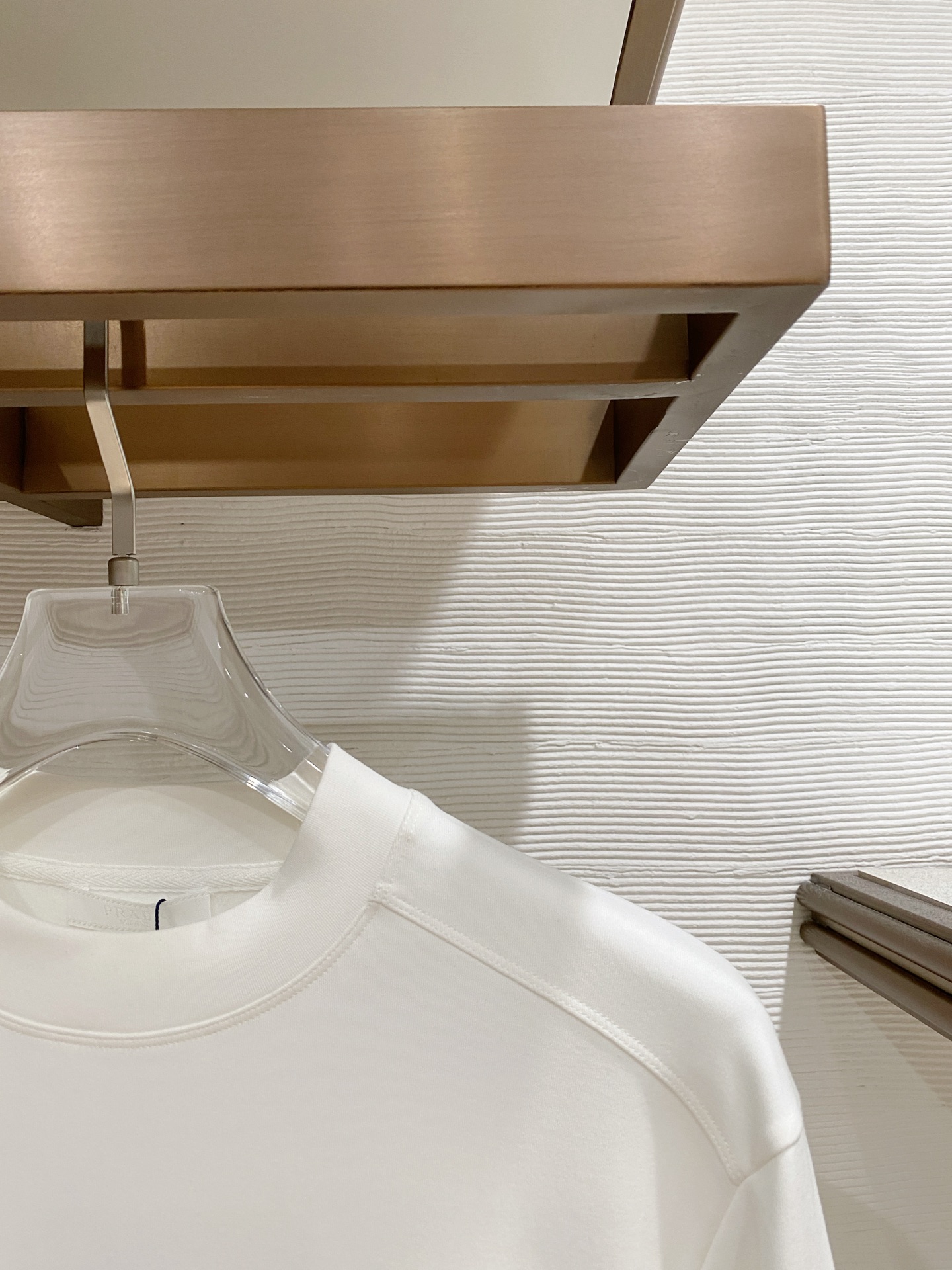 普拉达 精品打底衫 贸易公司订单 25SS 秋冬新款意式轻奢男士休闲长袖打底衫长袖 T恤 卫衣平整的抗皱