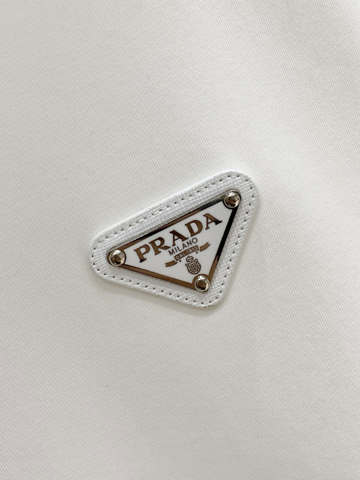 普拉达 精品打底衫 贸易公司订单 25SS 秋冬新款意式轻奢男士休闲长袖打底衫长袖 T恤 卫衣平整的抗皱