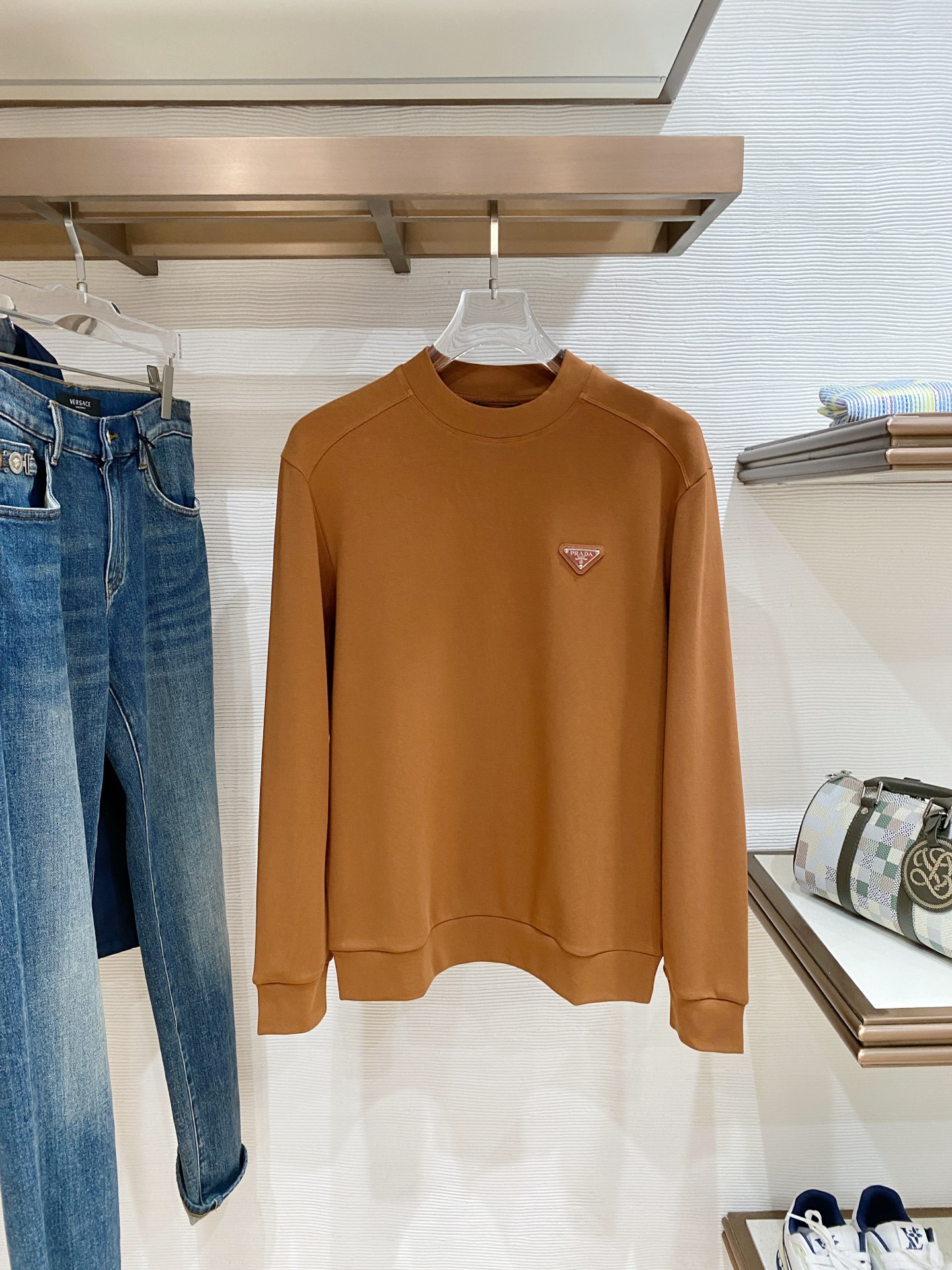 普拉达 精品打底衫 贸易公司订单 25SS 秋冬新款意式轻奢男士休闲长袖打底衫长袖 T恤 卫衣平整的抗皱