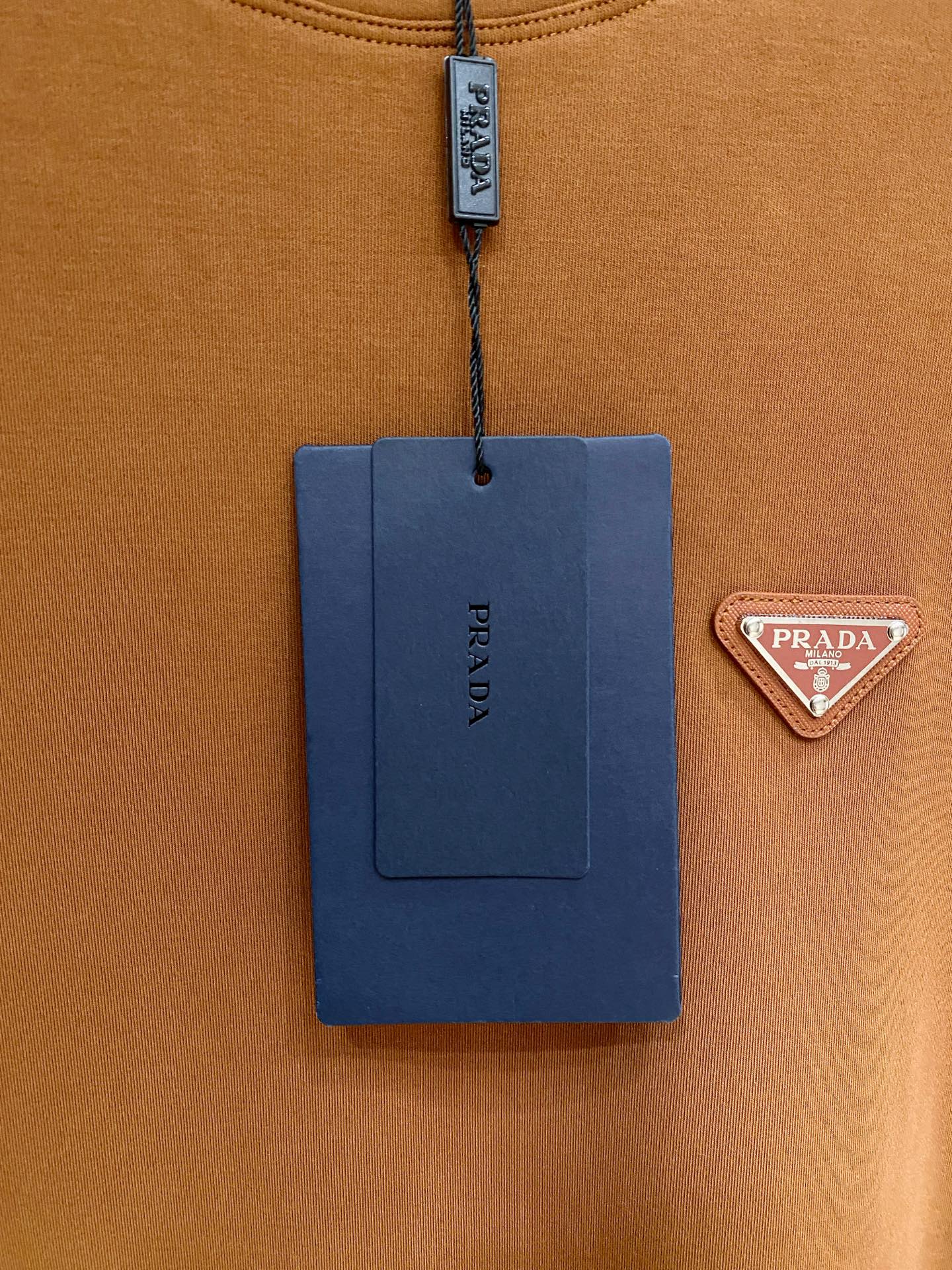 普拉达 精品打底衫 贸易公司订单 25SS 秋冬新款意式轻奢男士休闲长袖打底衫长袖 T恤 卫衣平整的抗皱