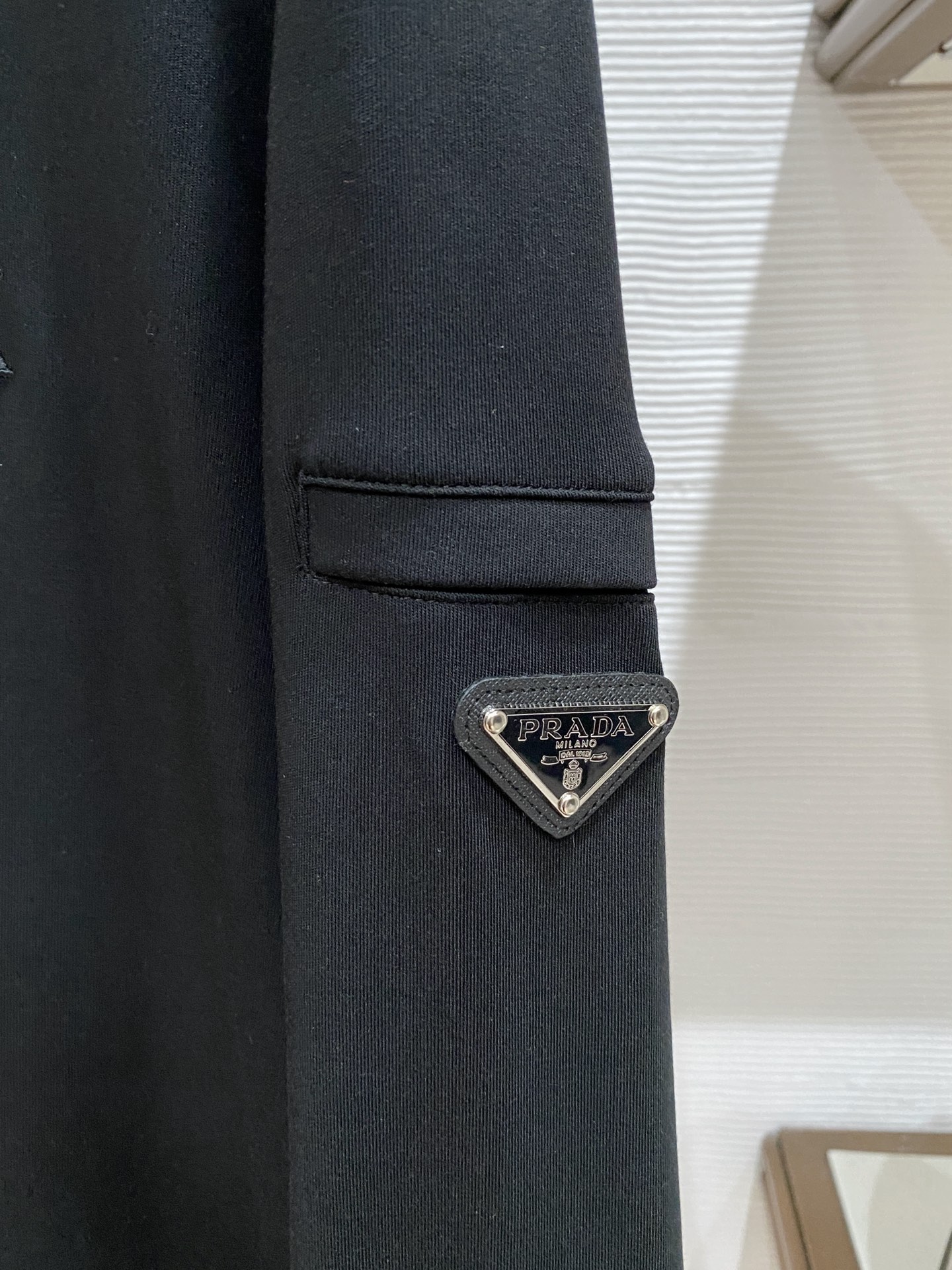 普拉达 精品打底衫 贸易公司订单 25SS 秋冬新款意式轻奢男士休闲长袖打底衫长袖 T恤 卫衣平整的抗皱