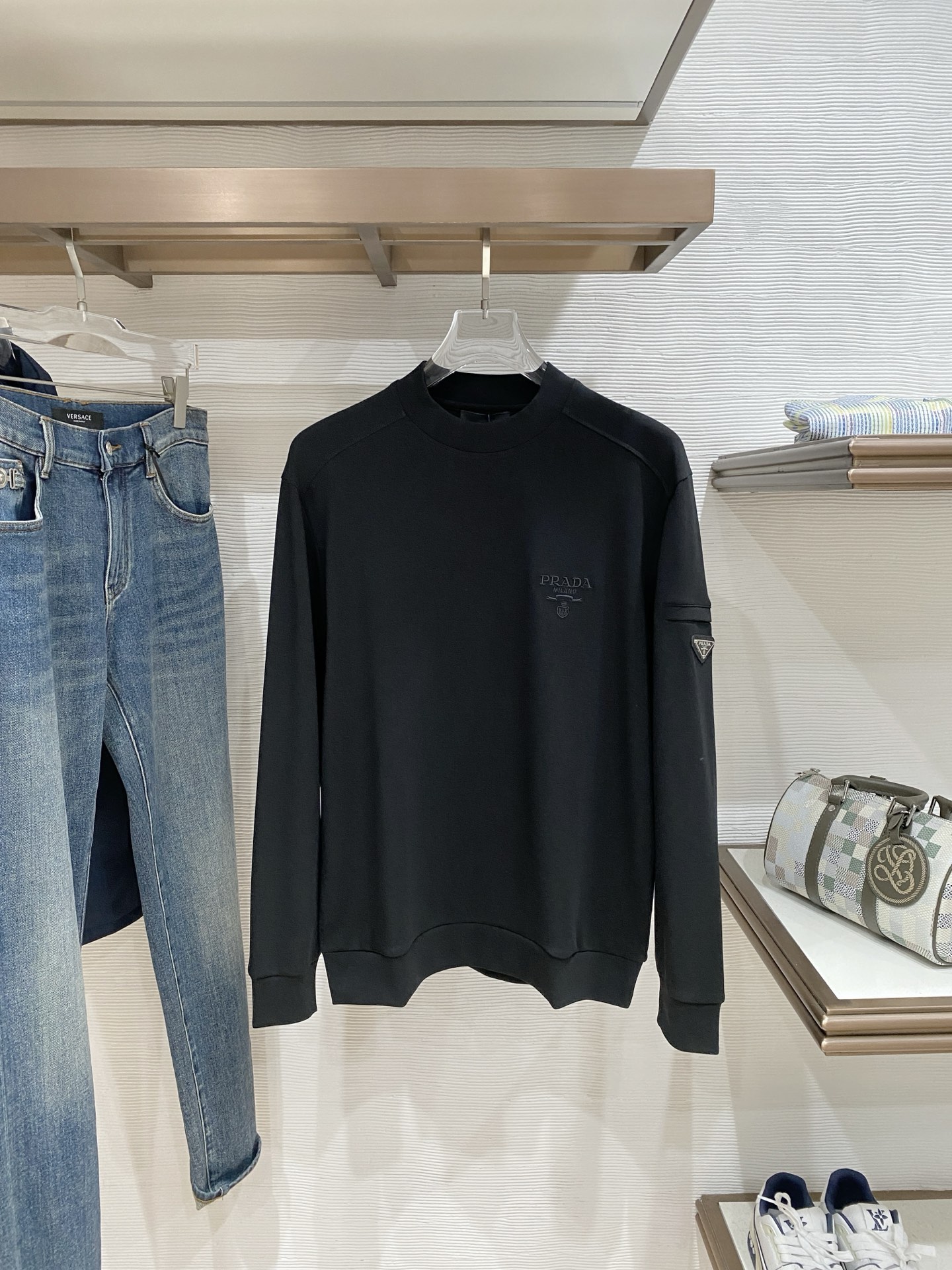 普拉达 精品打底衫 贸易公司订单 25SS 秋冬新款意式轻奢男士休闲长袖打底衫长袖 T恤 卫衣平整的抗皱