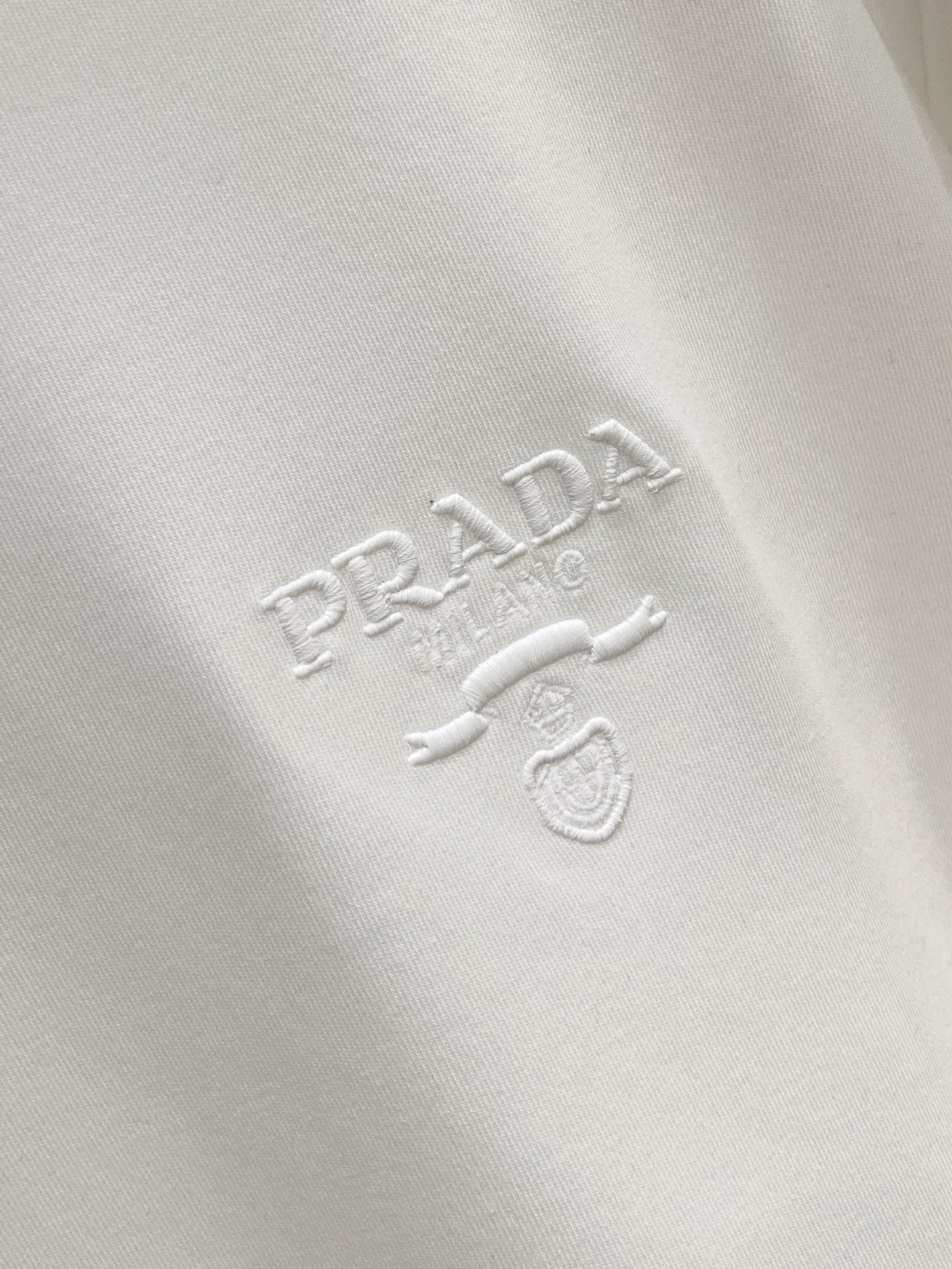 普拉达 精品打底衫 贸易公司订单 25SS 秋冬新款意式轻奢男士休闲长袖打底衫长袖 T恤 卫衣平整的抗皱