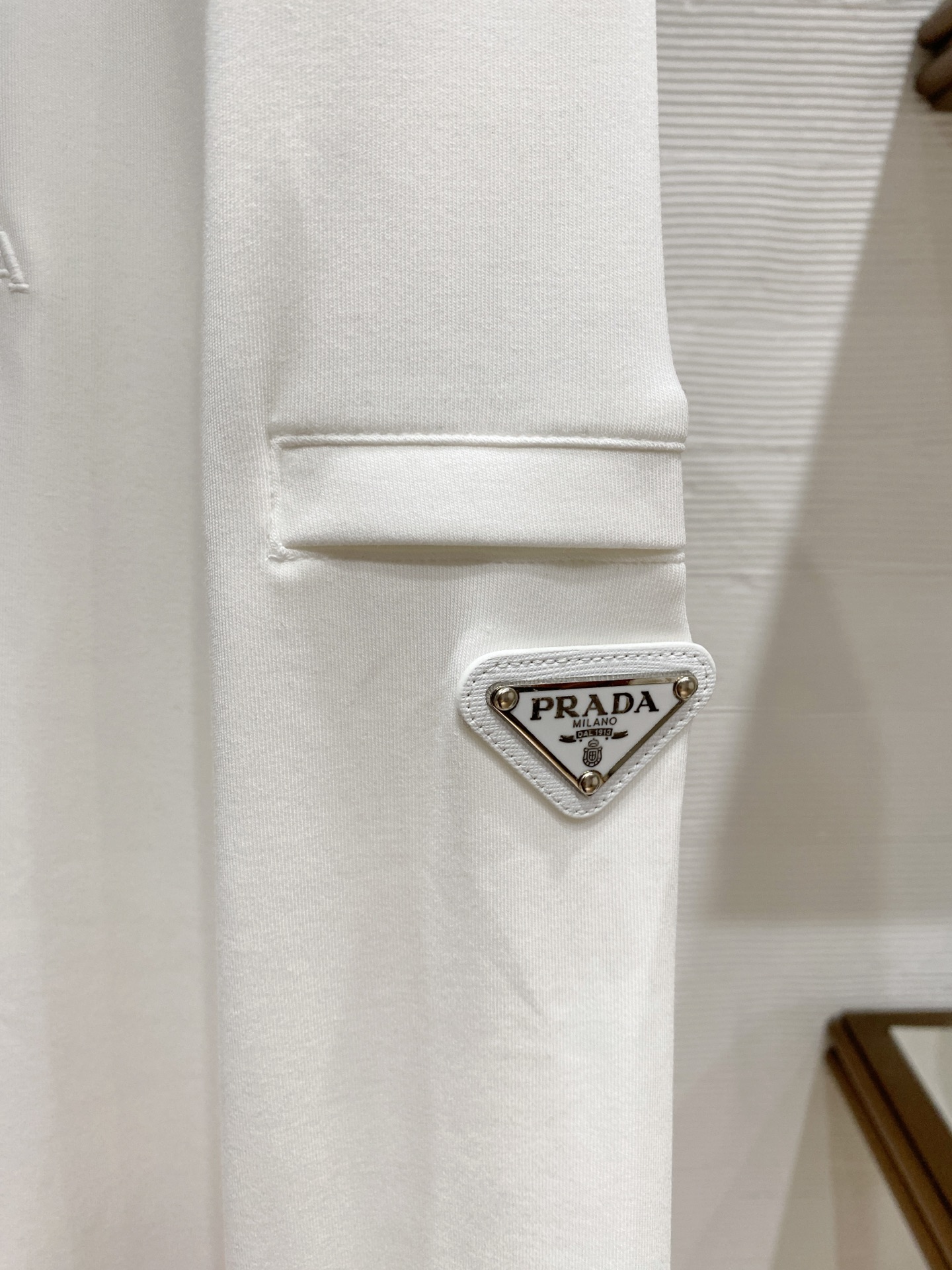 普拉达 精品打底衫 贸易公司订单 25SS 秋冬新款意式轻奢男士休闲长袖打底衫长袖 T恤 卫衣平整的抗皱