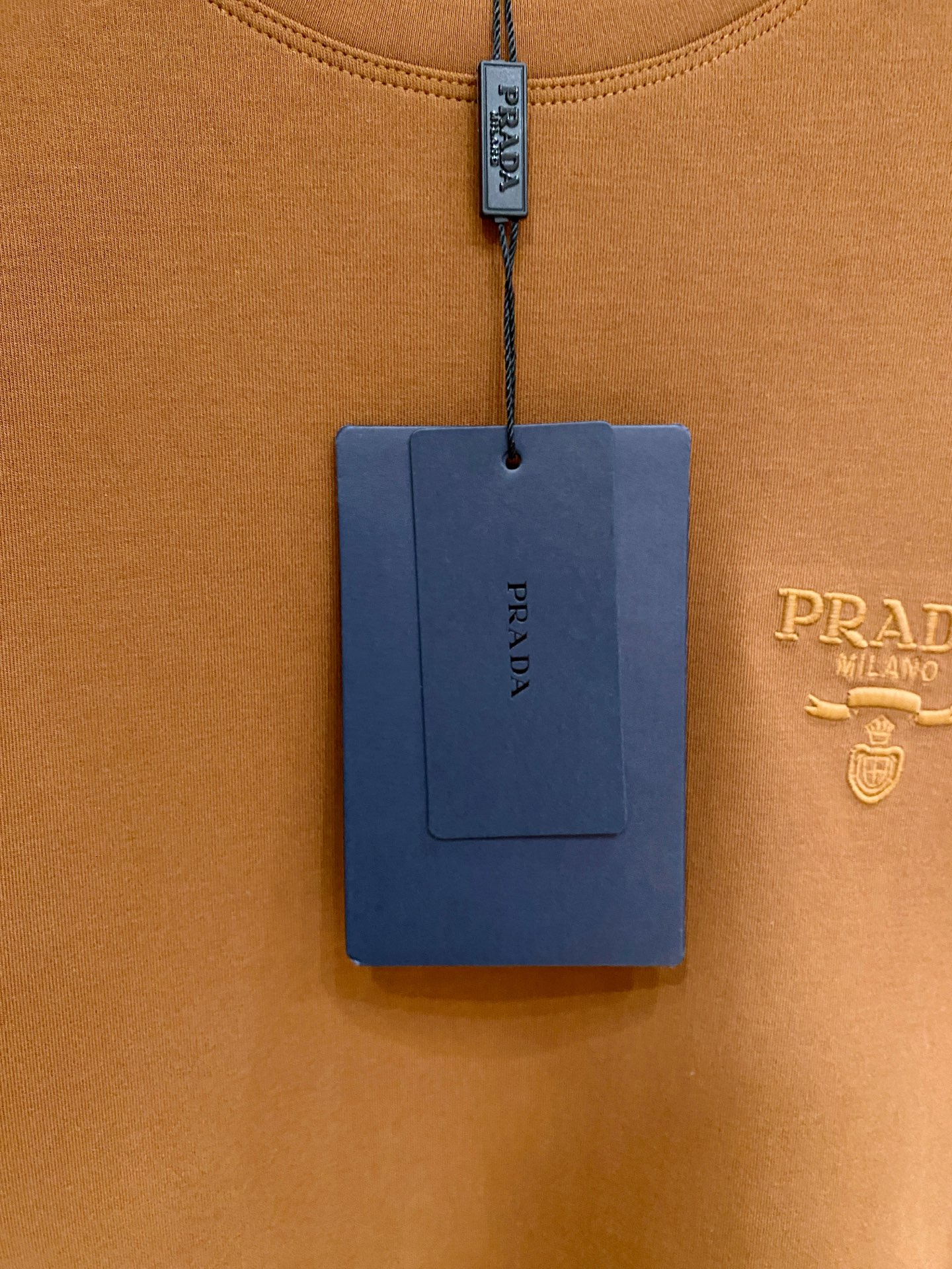 普拉达 精品打底衫 贸易公司订单 25SS 秋冬新款意式轻奢男士休闲长袖打底衫长袖 T恤 卫衣平整的抗皱