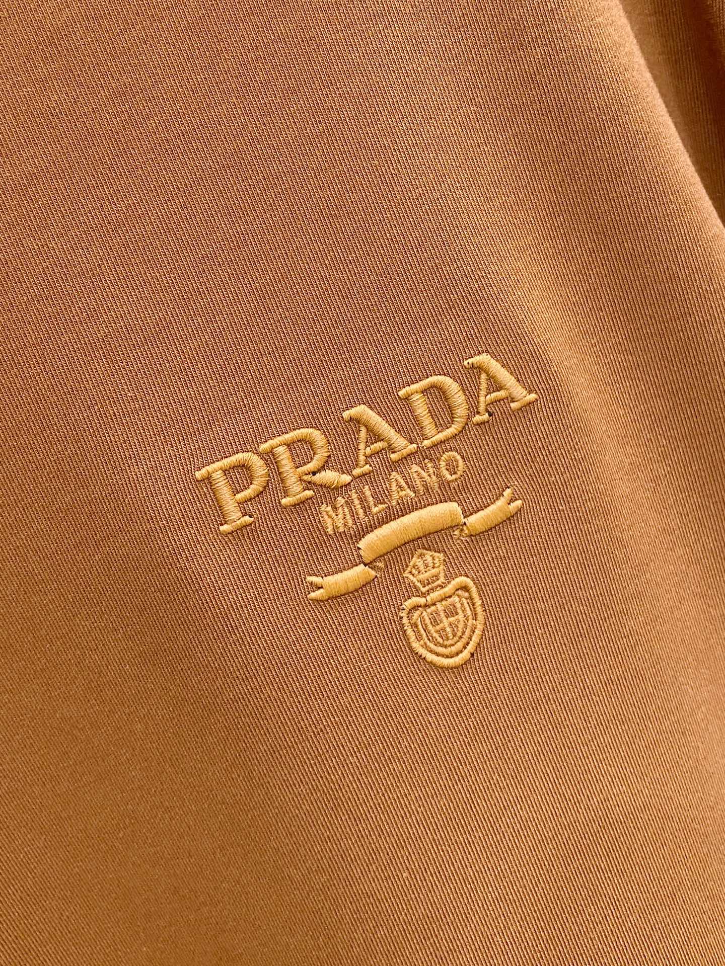 普拉达 精品打底衫 贸易公司订单 25SS 秋冬新款意式轻奢男士休闲长袖打底衫长袖 T恤 卫衣平整的抗皱