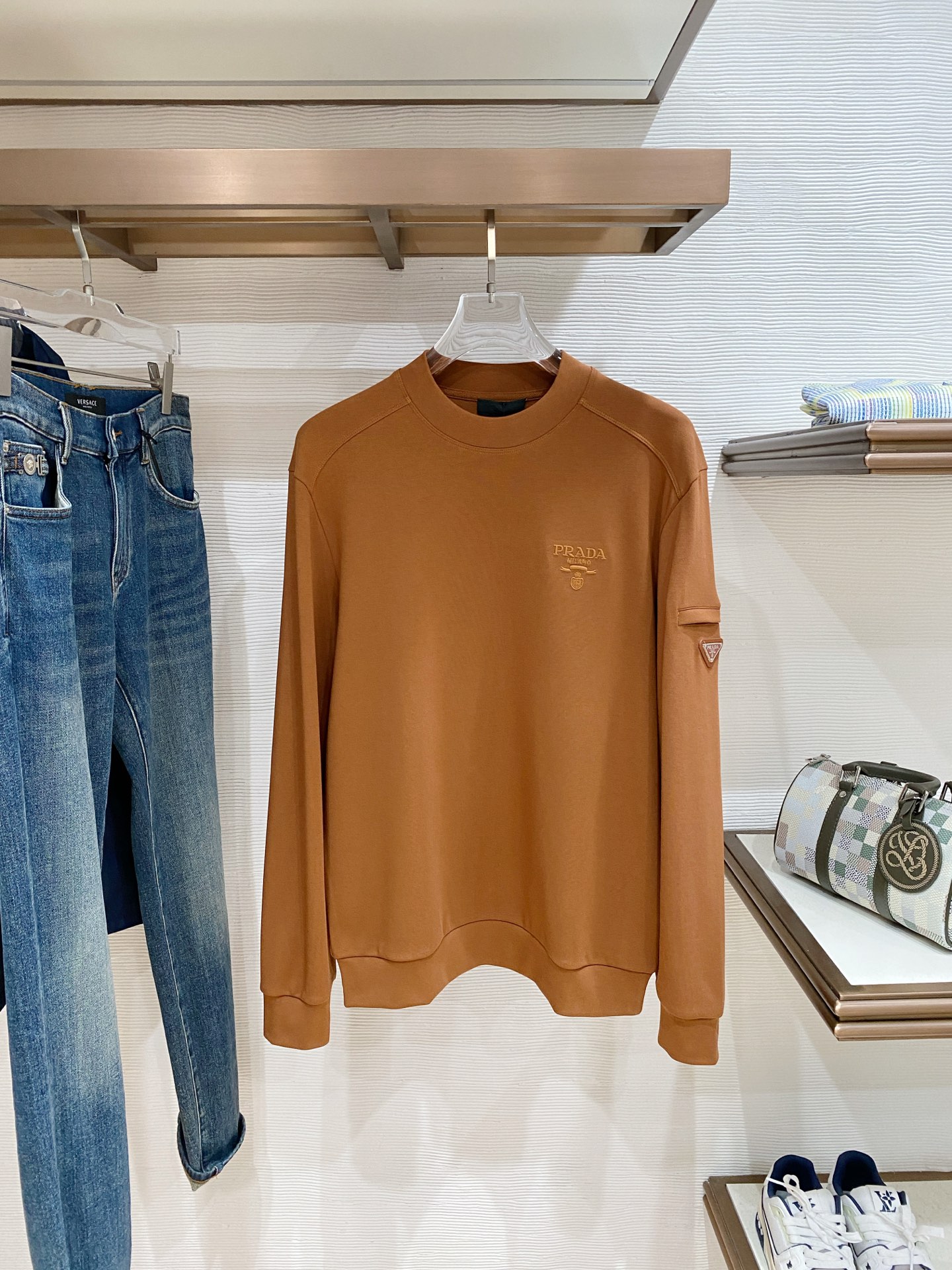 普拉达 精品打底衫 贸易公司订单 25SS 秋冬新款意式轻奢男士休闲长袖打底衫长袖 T恤 卫衣平整的抗皱