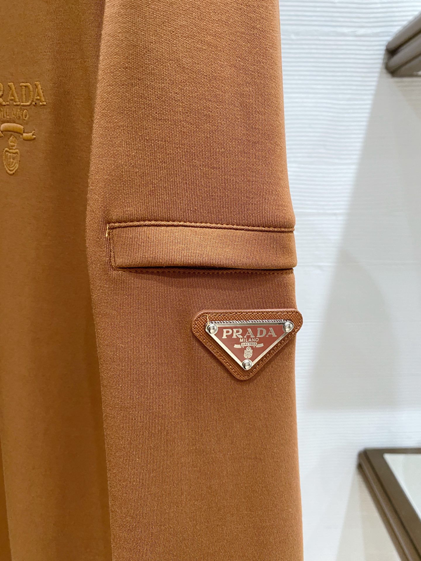 普拉达 精品打底衫 贸易公司订单 25SS 秋冬新款意式轻奢男士休闲长袖打底衫长袖 T恤 卫衣平整的抗皱