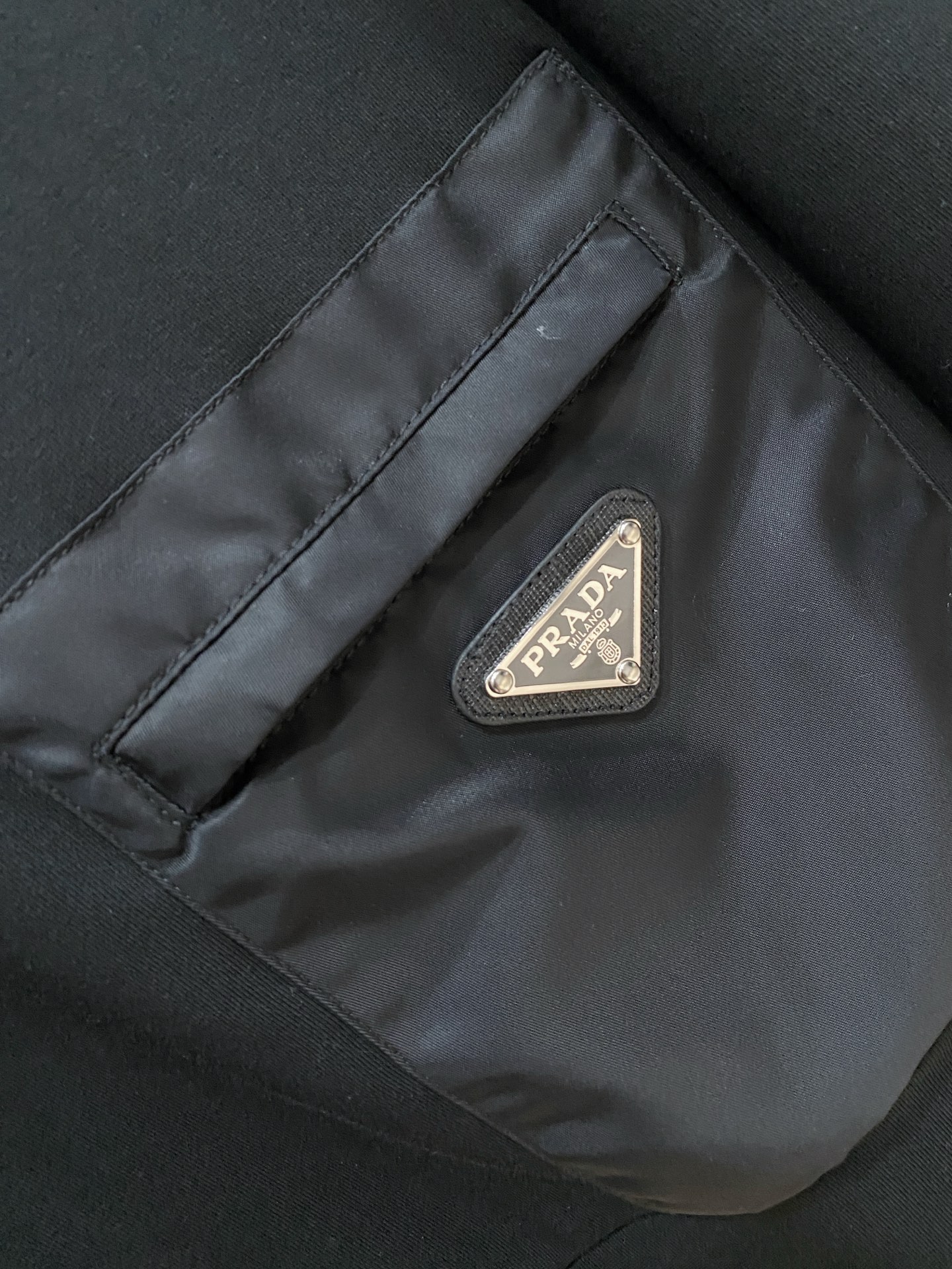 普拉达 精品打底衫 贸易公司订单 25SS 秋冬新款意式轻奢男士休闲长袖打底衫长袖 T恤 卫衣平整的抗皱