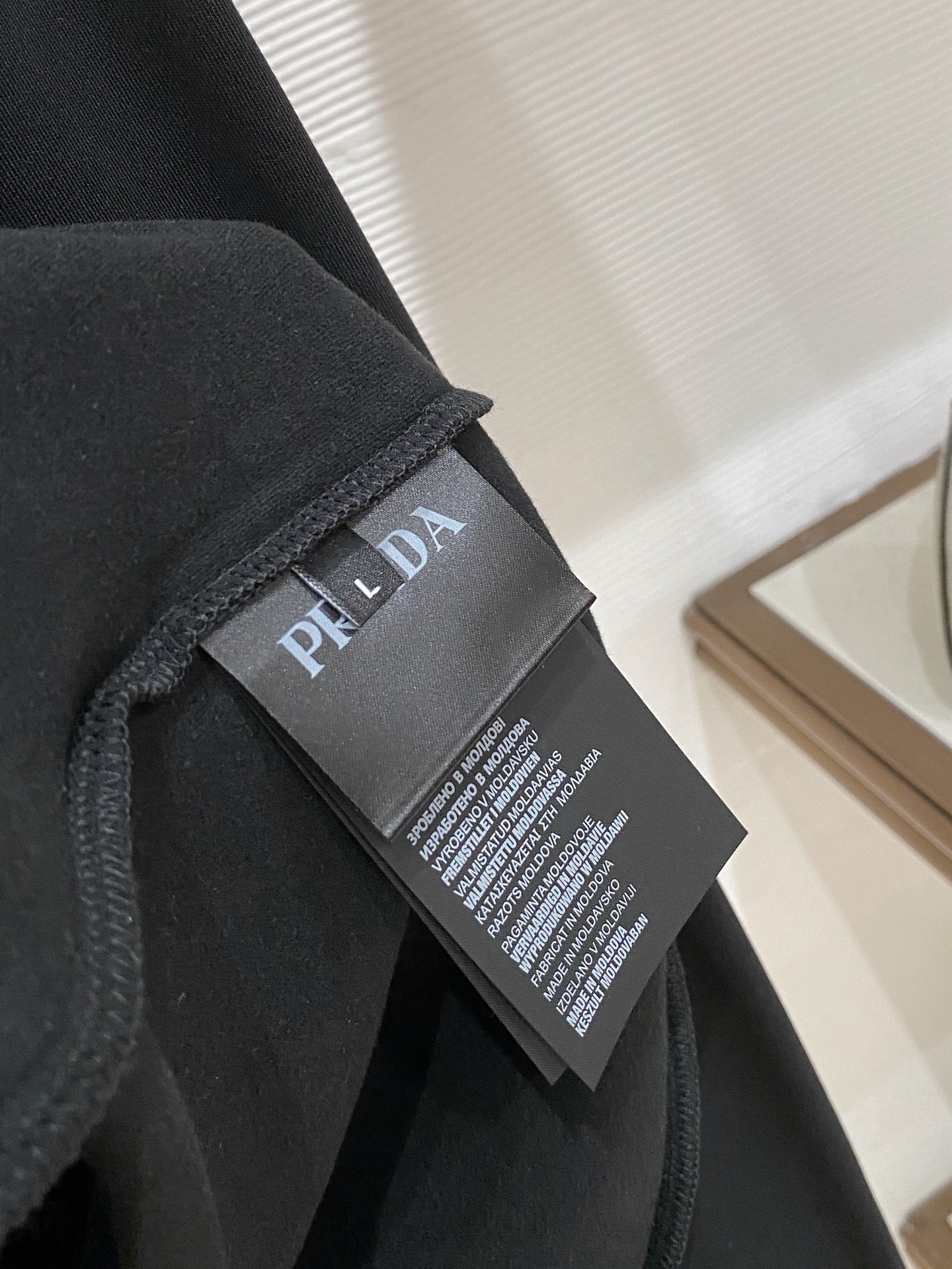 普拉达 精品打底衫 贸易公司订单 25SS 秋冬新款意式轻奢男士休闲长袖打底衫长袖 T恤 卫衣平整的抗皱