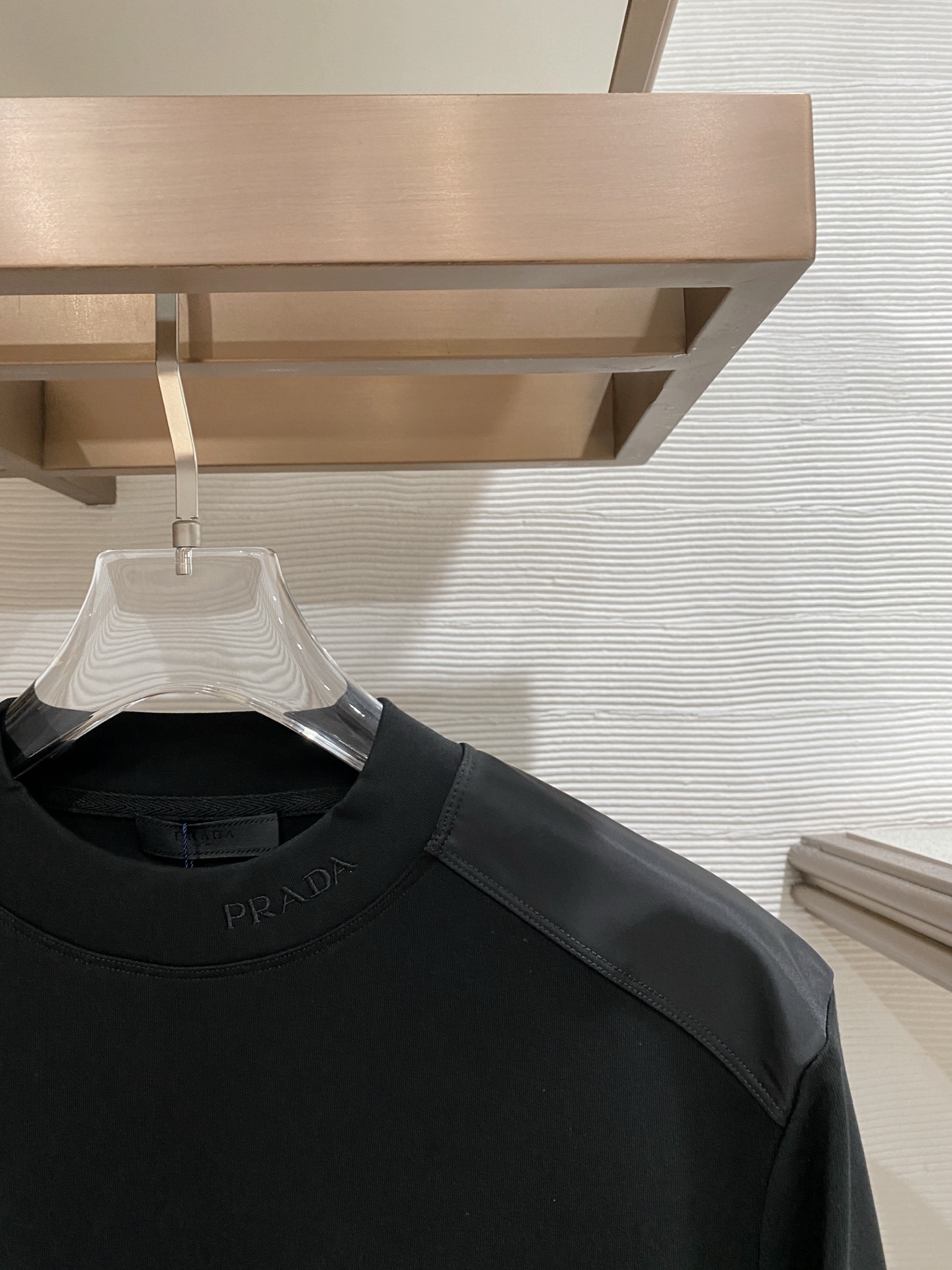 普拉达 精品打底衫 贸易公司订单 25SS 秋冬新款意式轻奢男士休闲长袖打底衫长袖 T恤 卫衣平整的抗皱