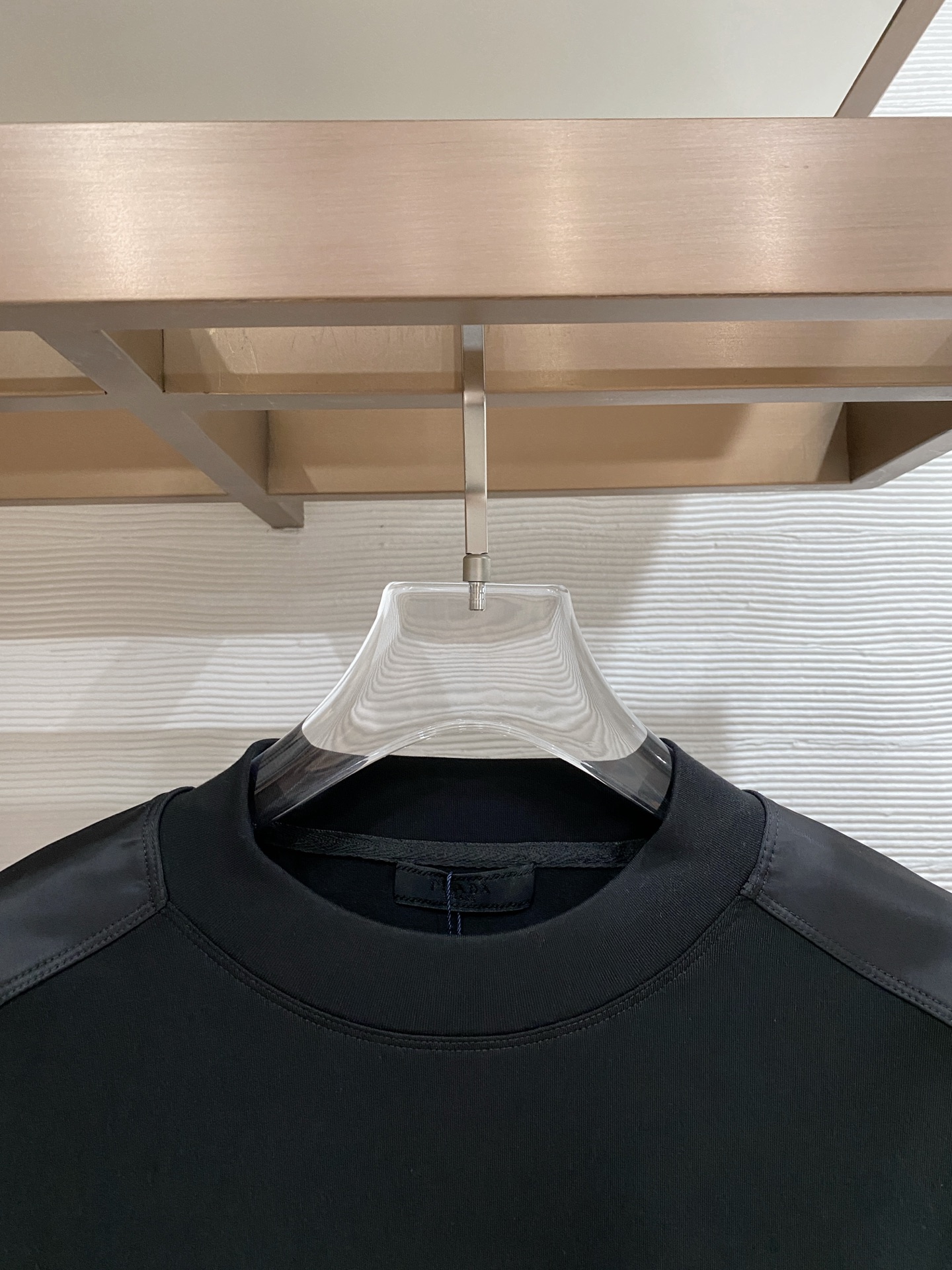 普拉达 精品打底衫 贸易公司订单 25SS 秋冬新款意式轻奢男士休闲长袖打底衫长袖 T恤 卫衣平整的抗皱