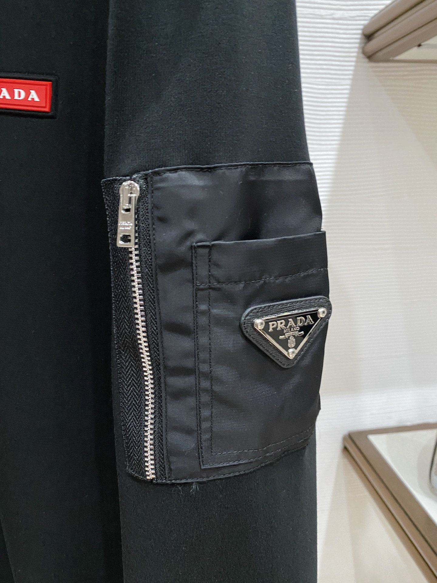 普拉达 精品打底衫 贸易公司订单 25SS 秋冬新款意式轻奢男士休闲长袖打底衫长袖 T恤 卫衣平整的抗皱