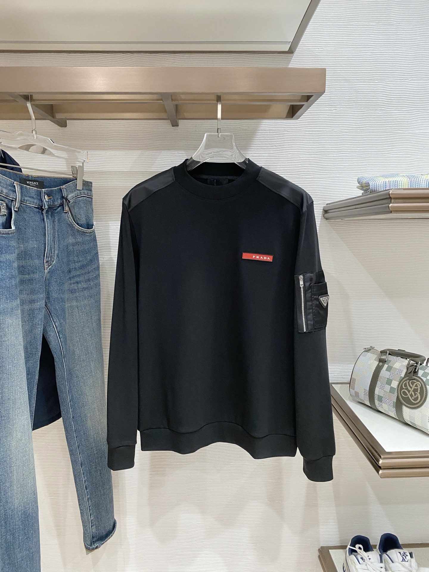 普拉达 精品打底衫 贸易公司订单 25SS 秋冬新款意式轻奢男士休闲长袖打底衫长袖 T恤 卫衣平整的抗皱