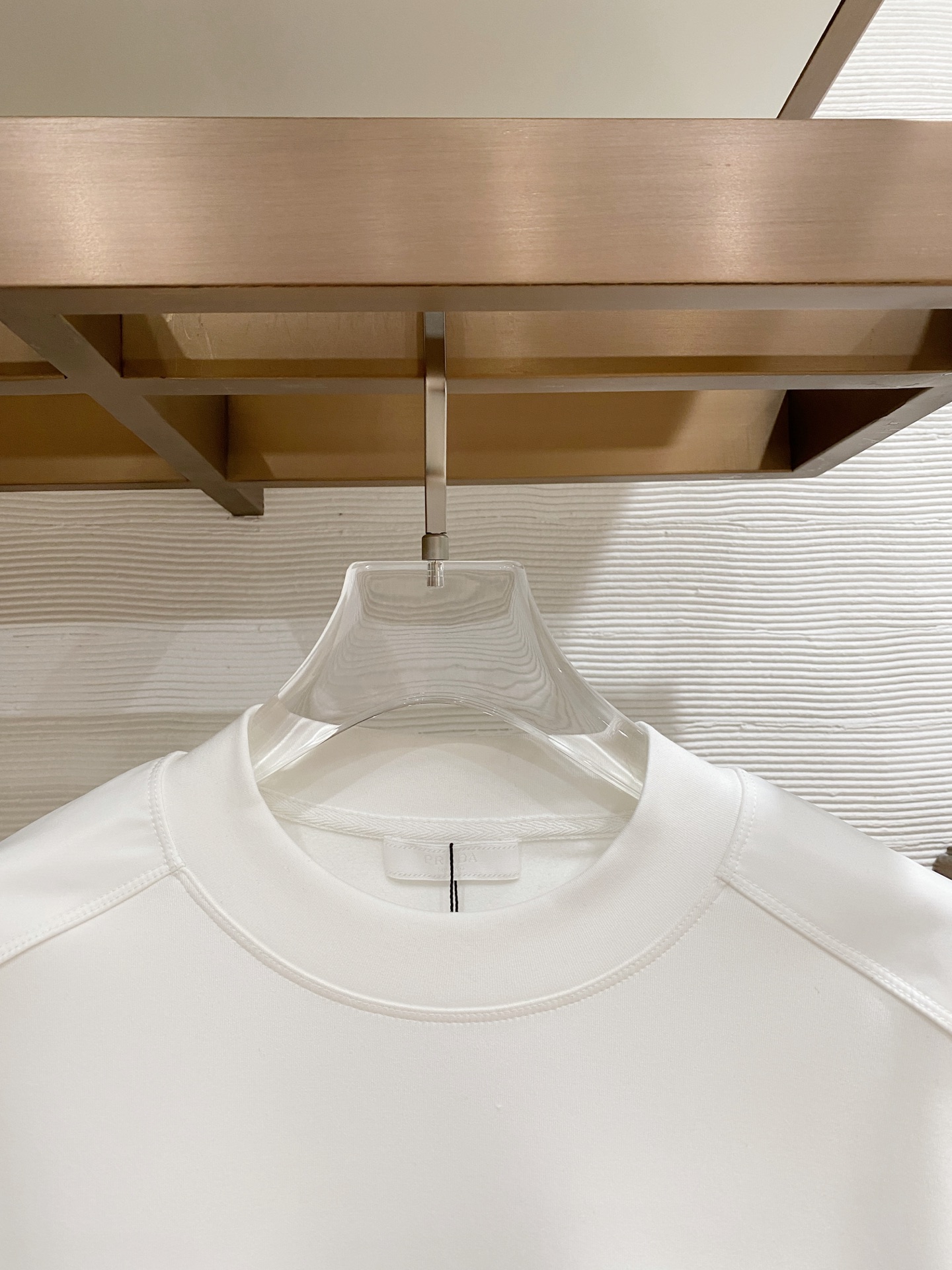 普拉达 精品打底衫 贸易公司订单 25SS 秋冬新款意式轻奢男士休闲长袖打底衫长袖 T恤 卫衣平整的抗皱