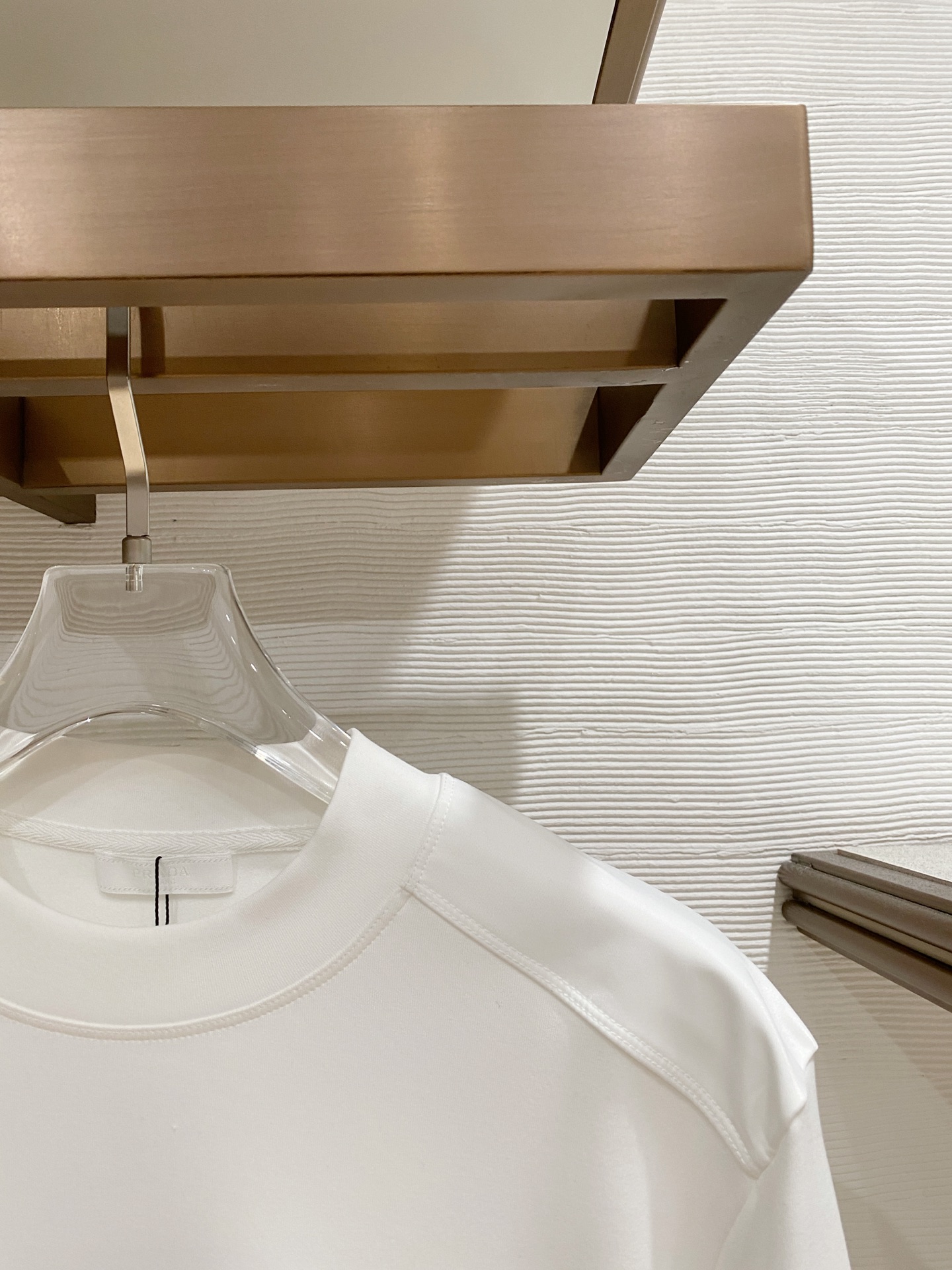 普拉达 精品打底衫 贸易公司订单 25SS 秋冬新款意式轻奢男士休闲长袖打底衫长袖 T恤 卫衣平整的抗皱