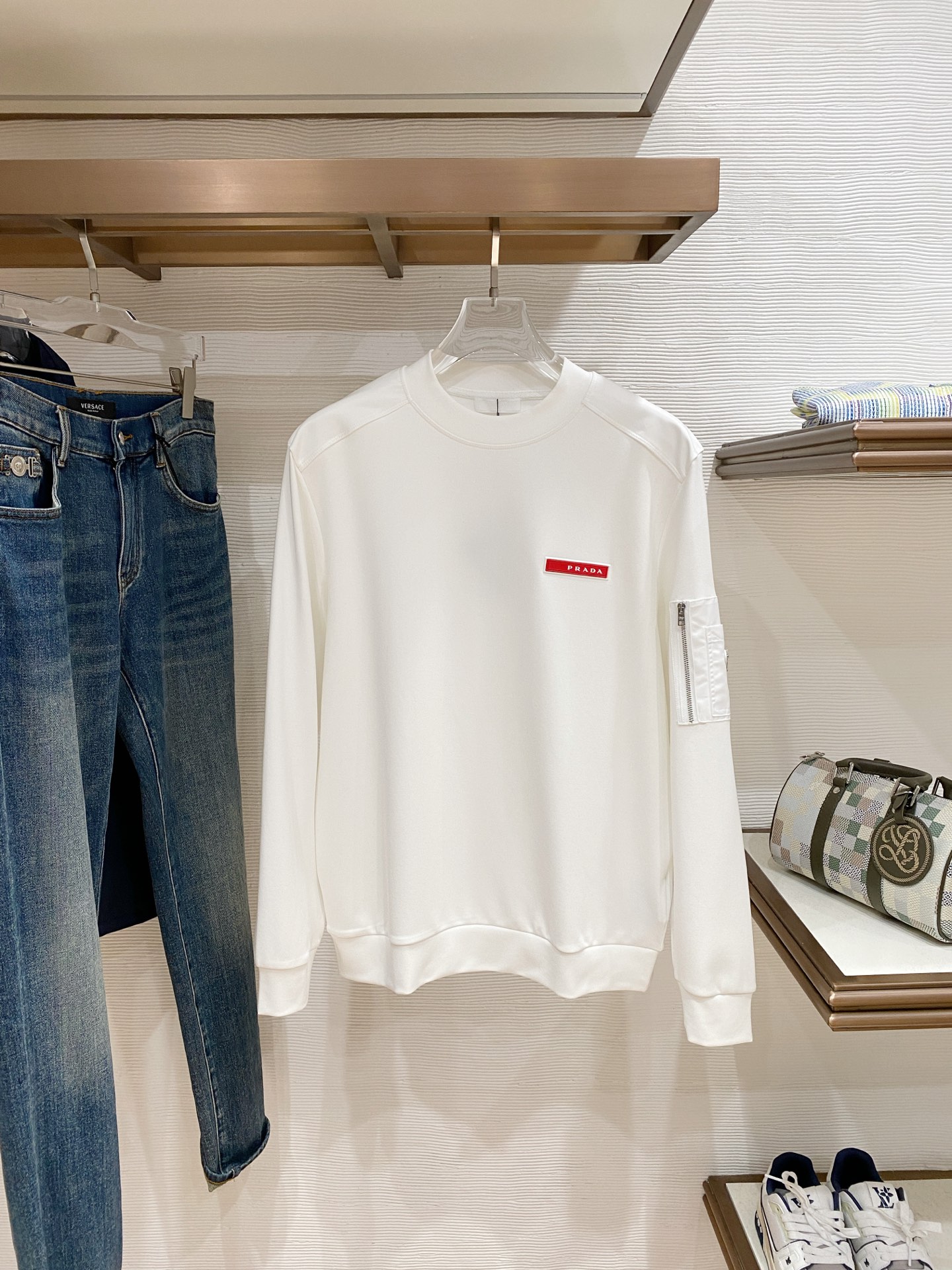 普拉达 精品打底衫 贸易公司订单 25SS 秋冬新款意式轻奢男士休闲长袖打底衫长袖 T恤 卫衣平整的抗皱