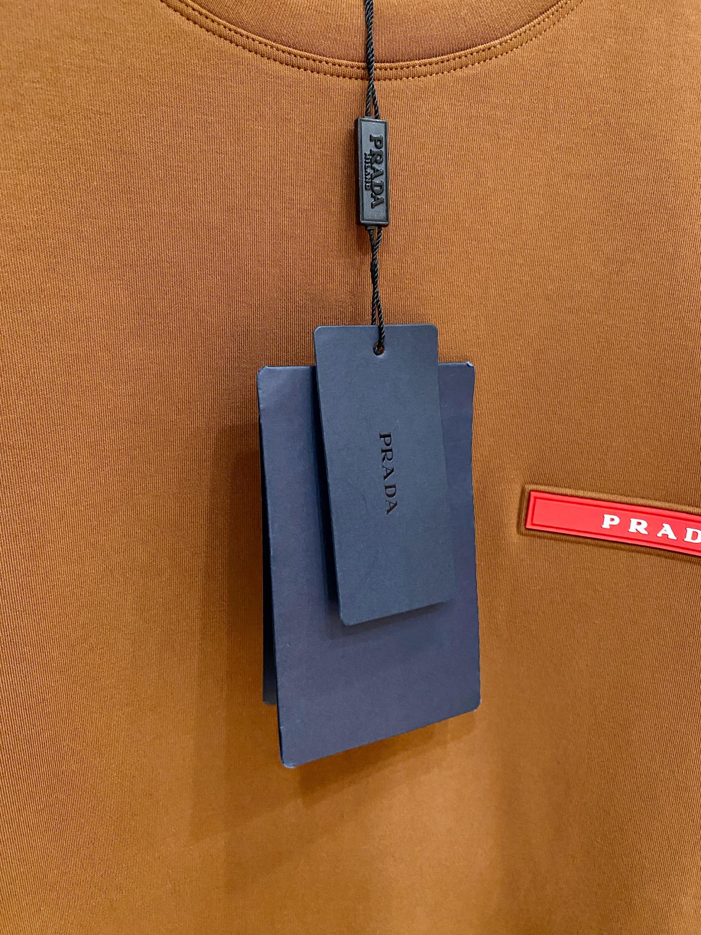 普拉达 精品打底衫 贸易公司订单 25SS 秋冬新款意式轻奢男士休闲长袖打底衫长袖 T恤 卫衣平整的抗皱