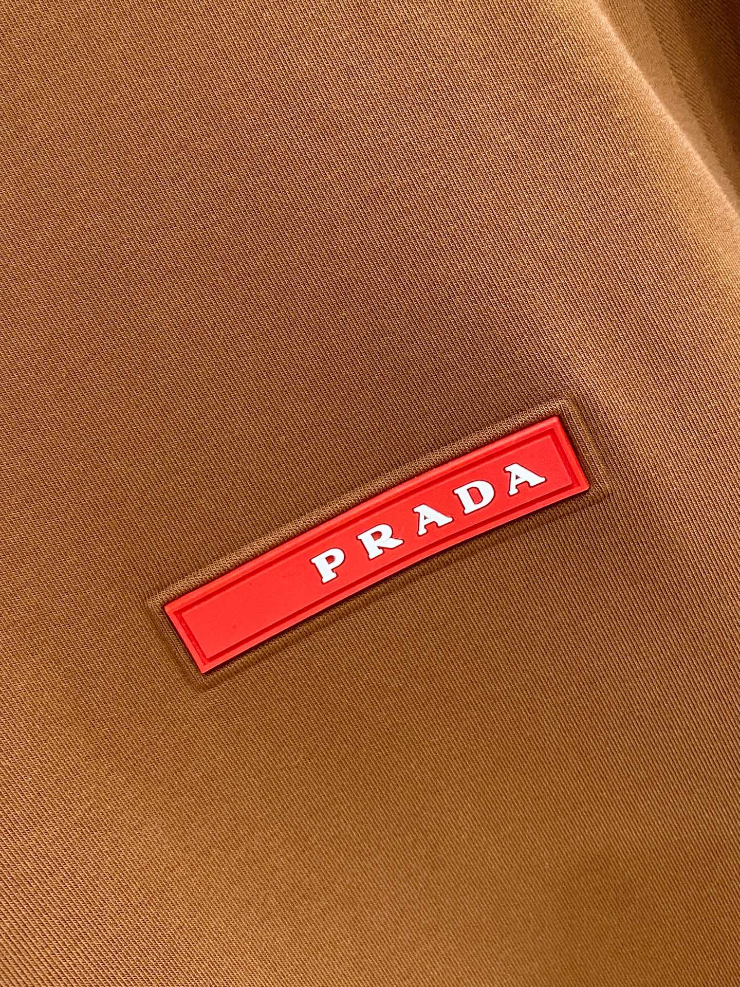 普拉达 精品打底衫 贸易公司订单 25SS 秋冬新款意式轻奢男士休闲长袖打底衫长袖 T恤 卫衣平整的抗皱