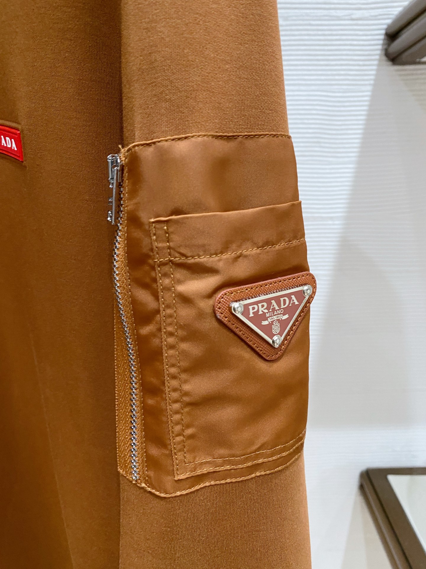 普拉达 精品打底衫 贸易公司订单 25SS 秋冬新款意式轻奢男士休闲长袖打底衫长袖 T恤 卫衣平整的抗皱