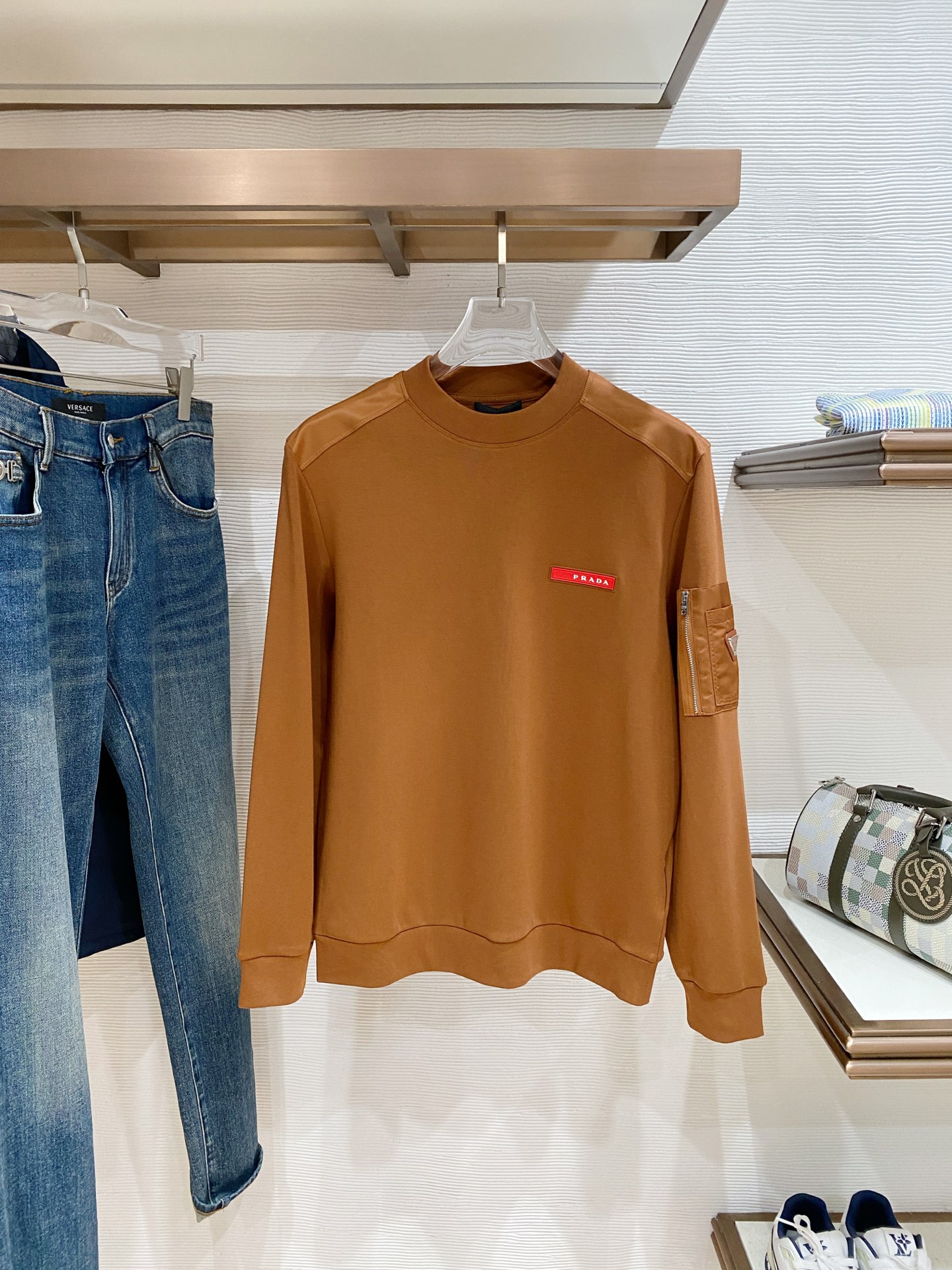 普拉达 精品打底衫 贸易公司订单 25SS 秋冬新款意式轻奢男士休闲长袖打底衫长袖 T恤 卫衣平整的抗皱