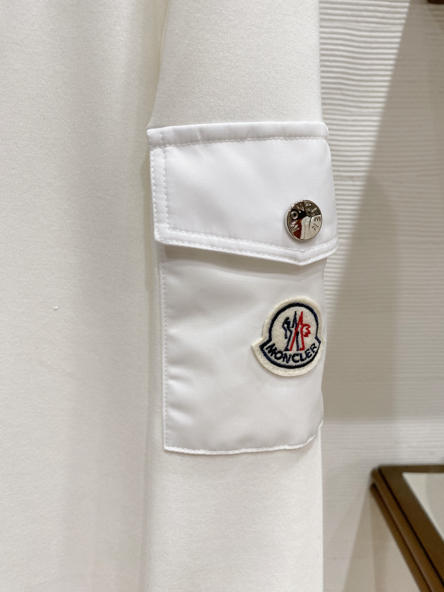 蒙口 精品打底衫 贸易公司订单 25SS 秋冬新款意式轻奢男士休闲长袖打底衫长袖 T恤 卫衣平整的抗皱性