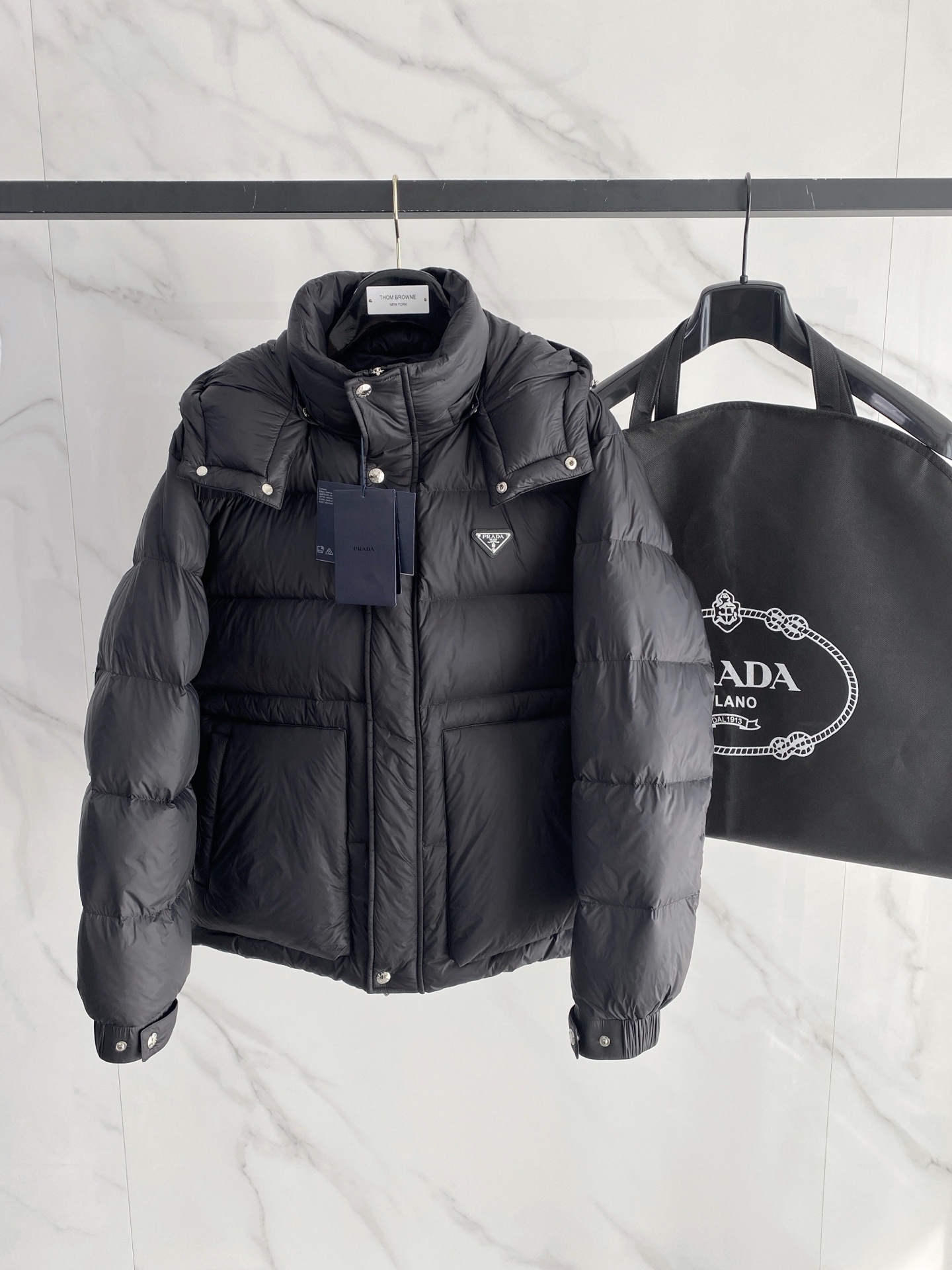 NO:657531,. Prada's popular autumn and winter new down jacket. The original 1:1 customized hardware accessories are all imported and original. Welcome to compare at the counter. Absolutely high quality. Use top 95 new national standard white duck down. Super soft and fluffy. Super heavy fabrics with perfect workmanship. Pay attention to the fabric is super comfortable. Exclusive model. Non-market goods. Same sizes for men and women. Size M to XXXL,, prada, down jacket, alexander wang19860909. 普拉达 爆款秋冬新款羽绒服 原版1:1订制五金配件全进口原版定制 欢迎专柜对比 绝对的高品质 采用顶级95新国标 白鸭绒 超柔软 充羽量蓬松饱满 超级重面料做工杠杠的版型完美 注意面料超舒服 独家款 非市场货 男女同款尺码码数.码数M一XXXL,,prada,down jacket,alexander wang,Men's clothing