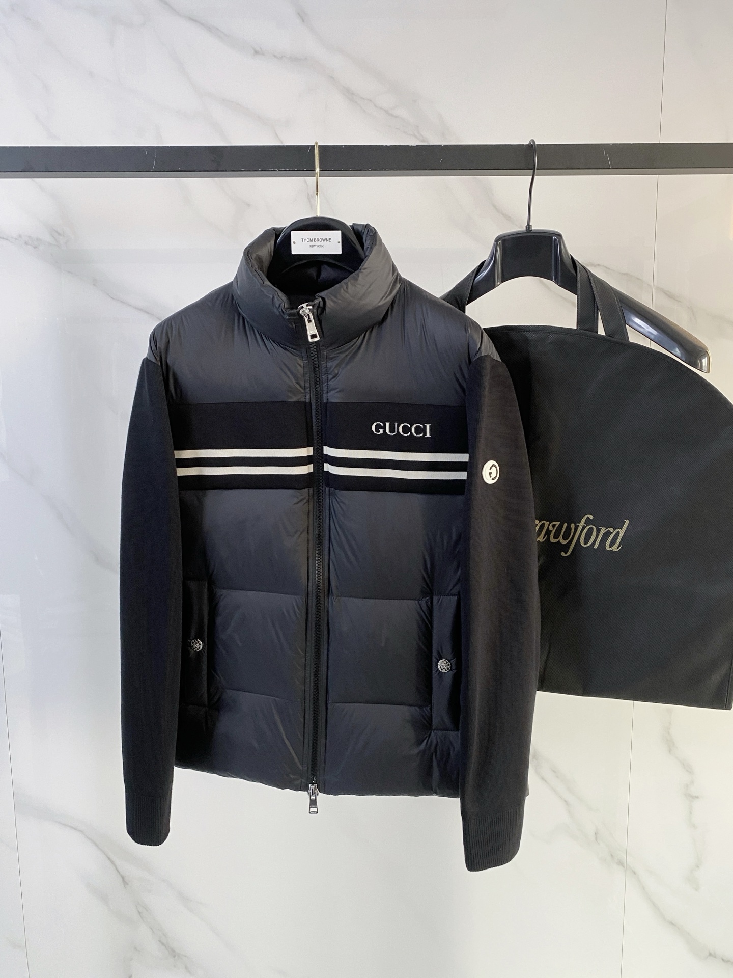 NO:657577,Gucci*'s new men's classic plaid down knitted jacket has a simple and elegant overall style. It uses black knitted stitching to present a neat temperament on the outside, and the iconic classic plaid is embellished on the inside to form a sharp contrast. The jacket is filled with 90 white goose down. It is guaranteed to be light and fluffy while having good thermal insulation properties.  The inner plaid arrangement is symmetrical, with rigorous details. The fabric is smooth and wrinkle-resistant, with a delicate touch. It is crisp and stylish to wear and is not prone to creases, which improves the practicality of daily use. The body is fully padded and has excellent fluffiness, ensuring that it still maintains a comfortable and warm feeling in cold weather. The overall design takes into account both practicality and beauty, while retaining the Burberry  Iconic British style, and through modern technology, it presents a high-end texture that is both fashionable and comfortable.,,burberry,gucci,jackets & coats,down jacket,alexander wang19860909古驰* 新款男装 经典格纹羽绒针织夹克 整体款式简洁大方,以黑色针织拼接外观呈现利落气质,内里则点缀标志性的经典格纹,形成鲜明对比.夹克 90白鹅绒填充. 保证轻盈蓬松的同时具备良好的保暖性能. 内里格纹排布对称,细节严谨,面料顺滑且抗皱,触感细腻,穿着挺括有型,不易产生折痕,提升了日常使用的实穿性.衣身填充饱满,蓬松度出色,确保在寒冷天气中依旧保持舒适的保暖感受. 整体设计兼顾实用与美观,既保留 巴宝莉 标志性的英伦格调,又通过现代工艺呈现出时尚与舒适兼备的高端质感.,,burberry,gucci,jackets & coats,down jacket,alexander wang,Men's clothing