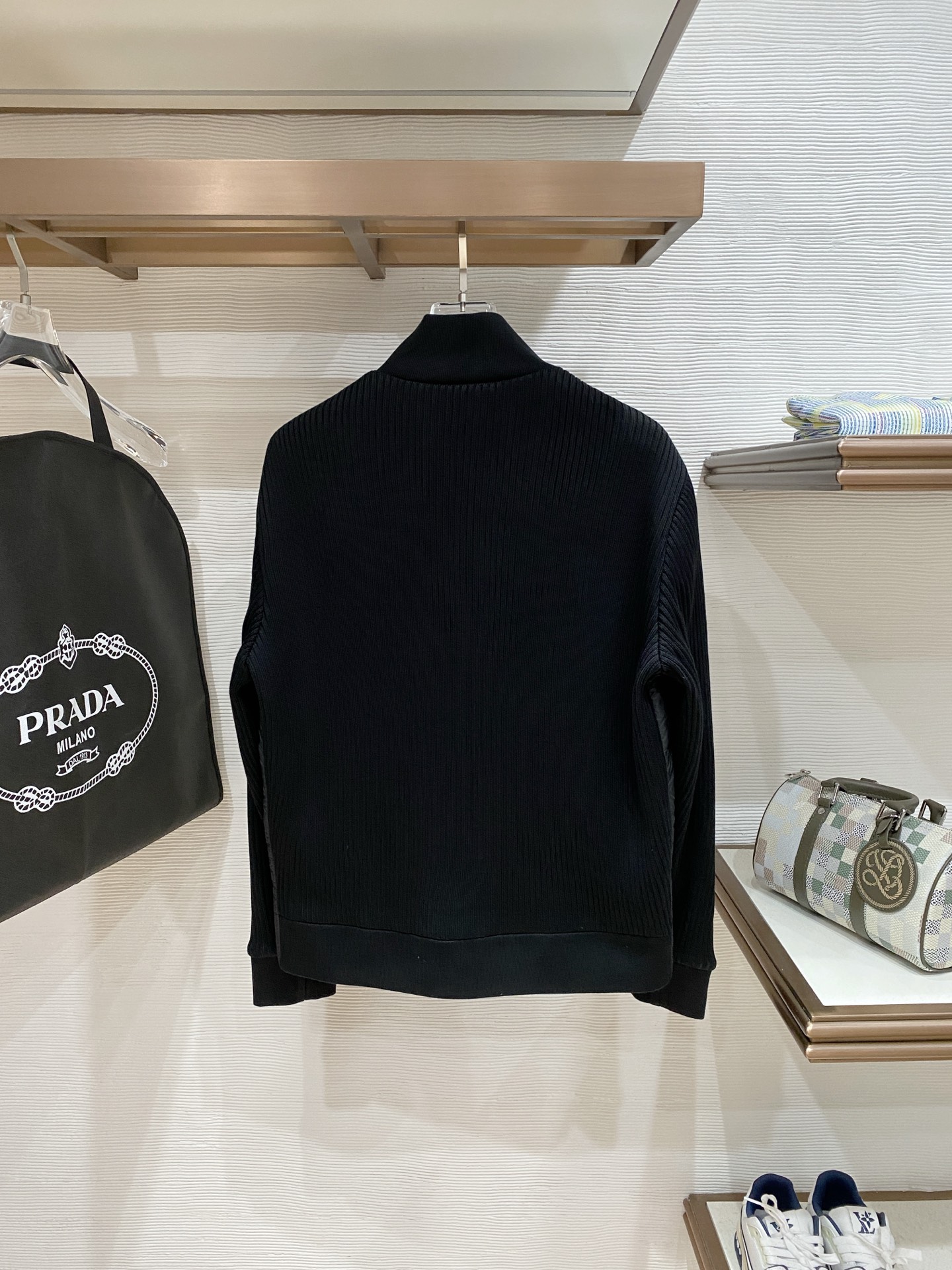 普拉达 2025秋冬新款羽绒服 原版1:1订制五金配件全进口原版定制 欢迎专柜对比 绝对的高品质 采用国