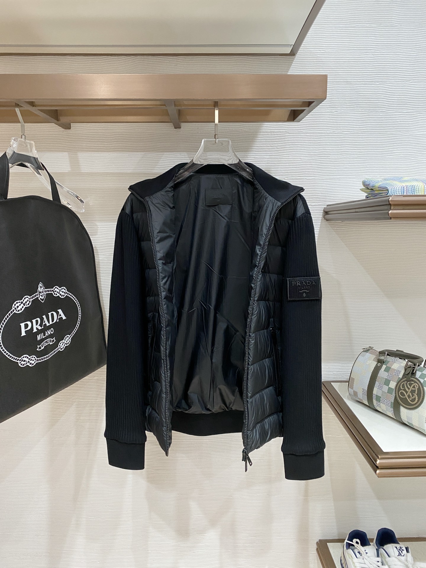 普拉达 2025秋冬新款羽绒服 原版1:1订制五金配件全进口原版定制 欢迎专柜对比 绝对的高品质 采用国